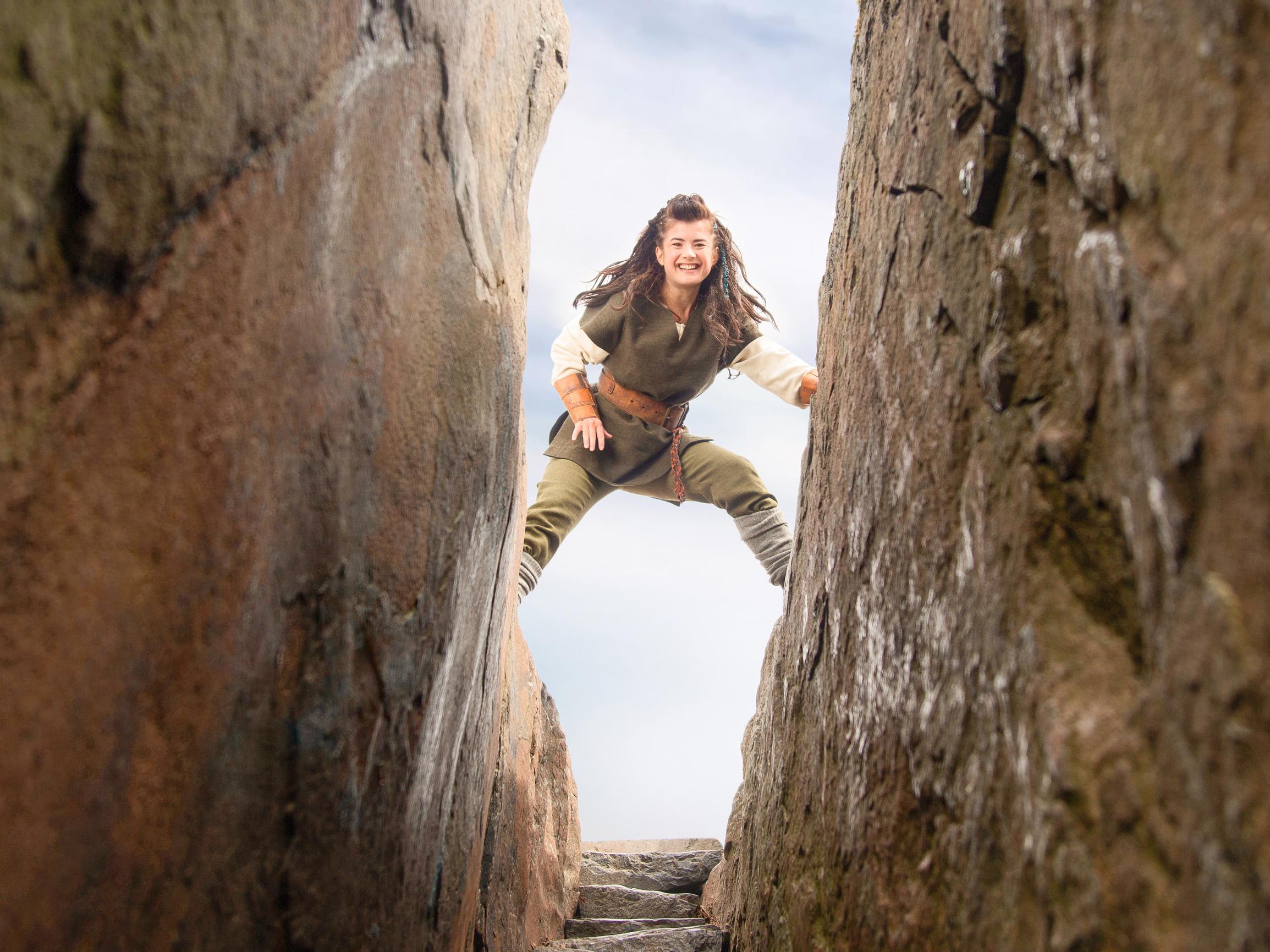 Ronja, ryövärintytär – Astrid Lindgrenin mielikuvituksellinen maailma luo hyvää mieltä Kansallisteatterissa