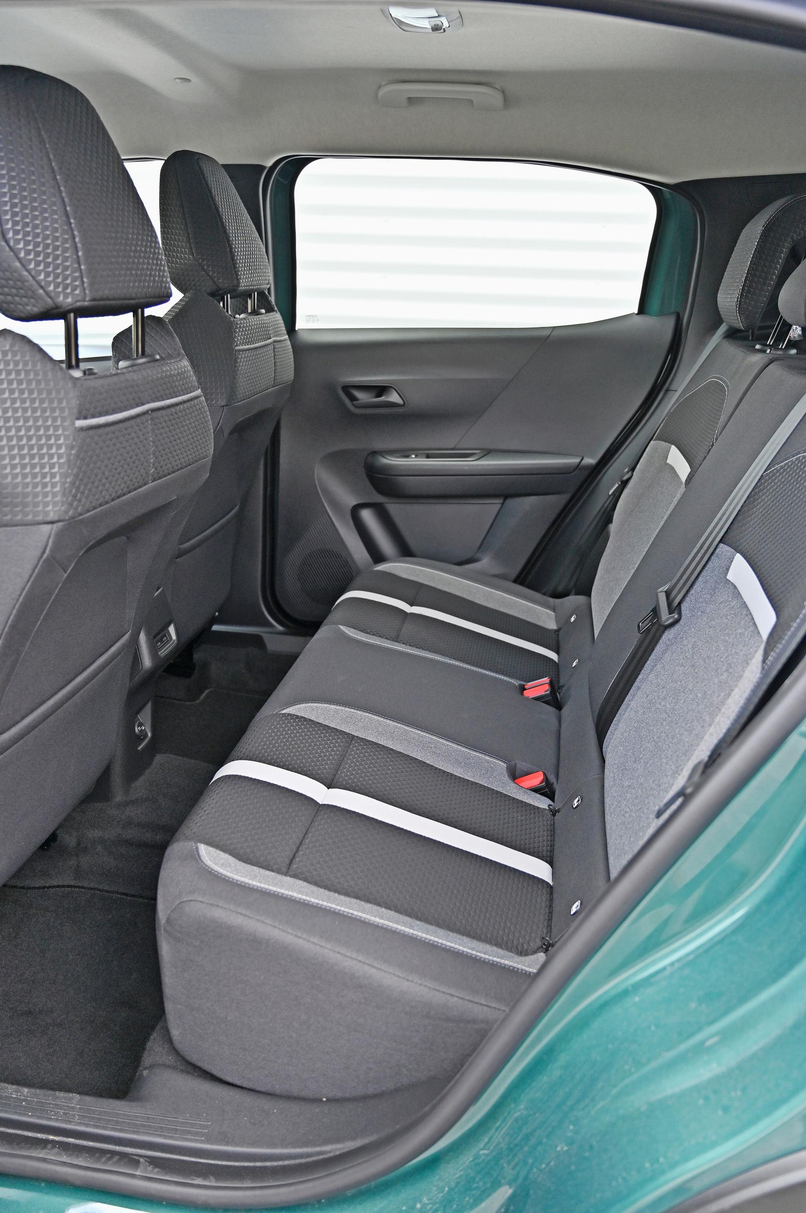 Opel Fronteran takaistuimella on auton kokoluokka huomioiden erinomaiset polvi- ja pääntilat. Takaovet avautuvat miellyttävän laajasti.