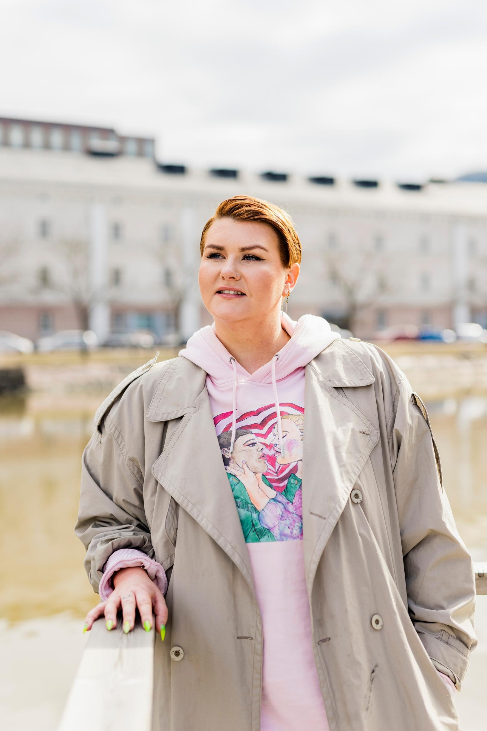 Anni Marttinen, ekonomisti uskoo, että energian hinnat kääntyvät laskuun syksyyn mennessä. 