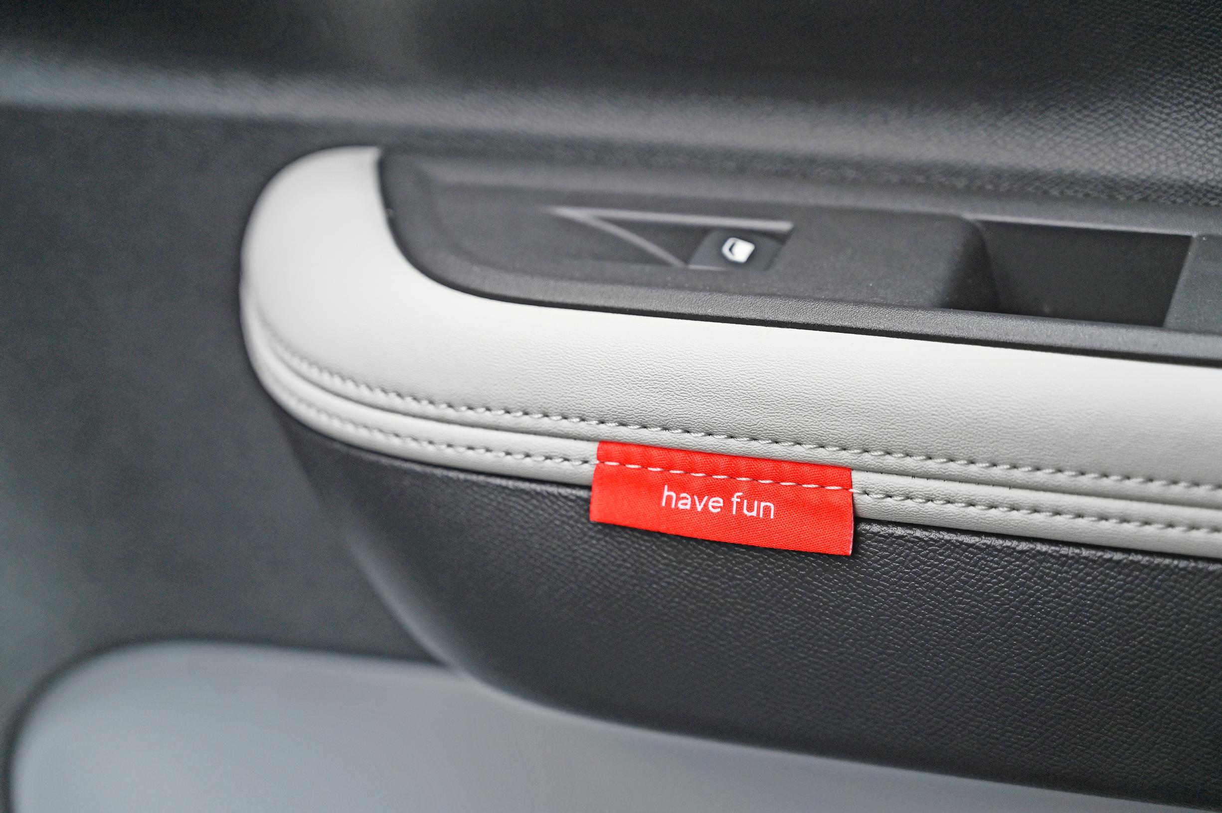 Citroën ë-C3:n oviverhoiluihin on tikattu erilaisia elämänohjeita, ilmeisesti piristämään mieltä. Lapsellista vai hauskaa...?