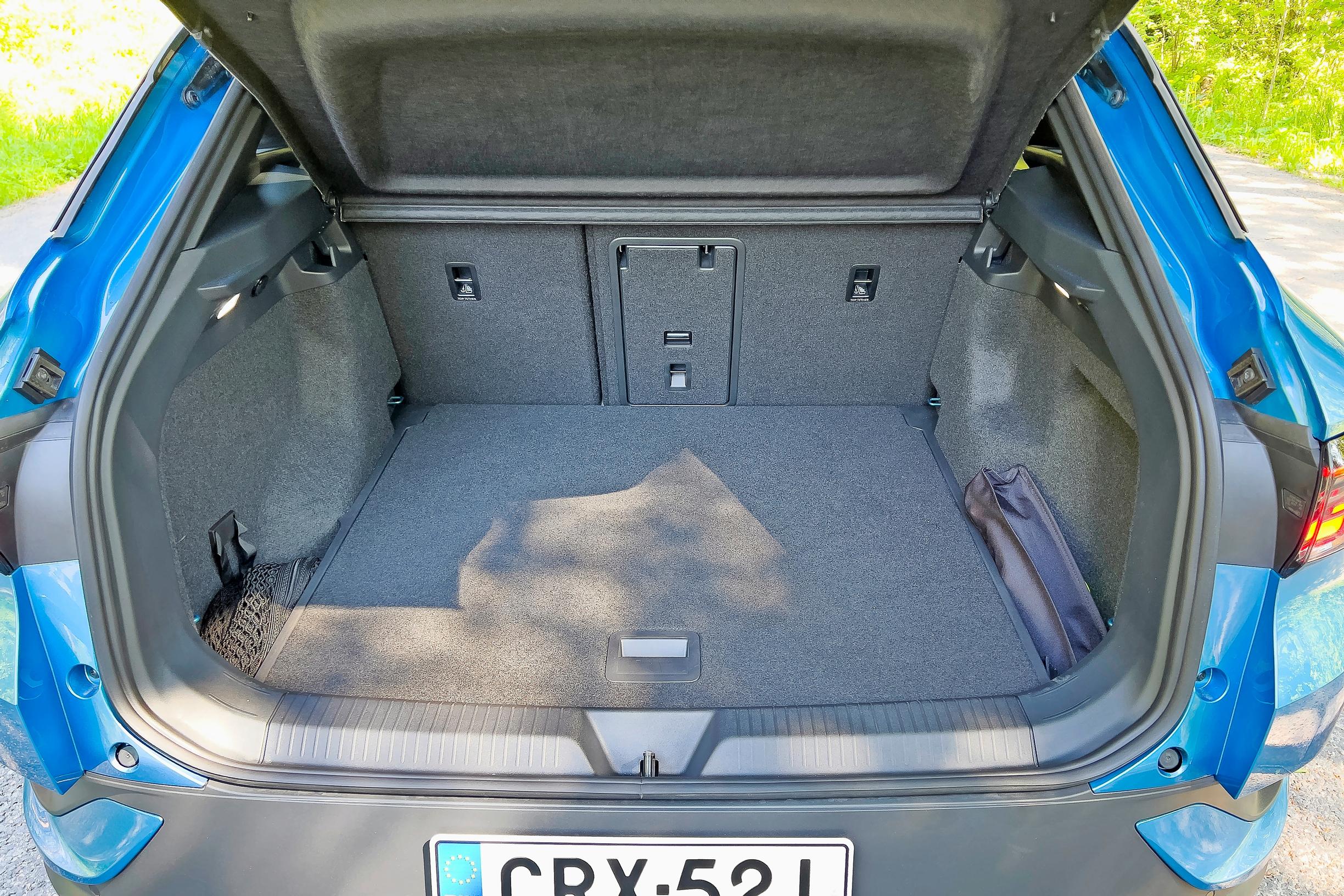 Uuden Volkswagen ID.4 Pro 4Motion Elegancen tavaratila on 543-litraisena ilahduttavan kookas.