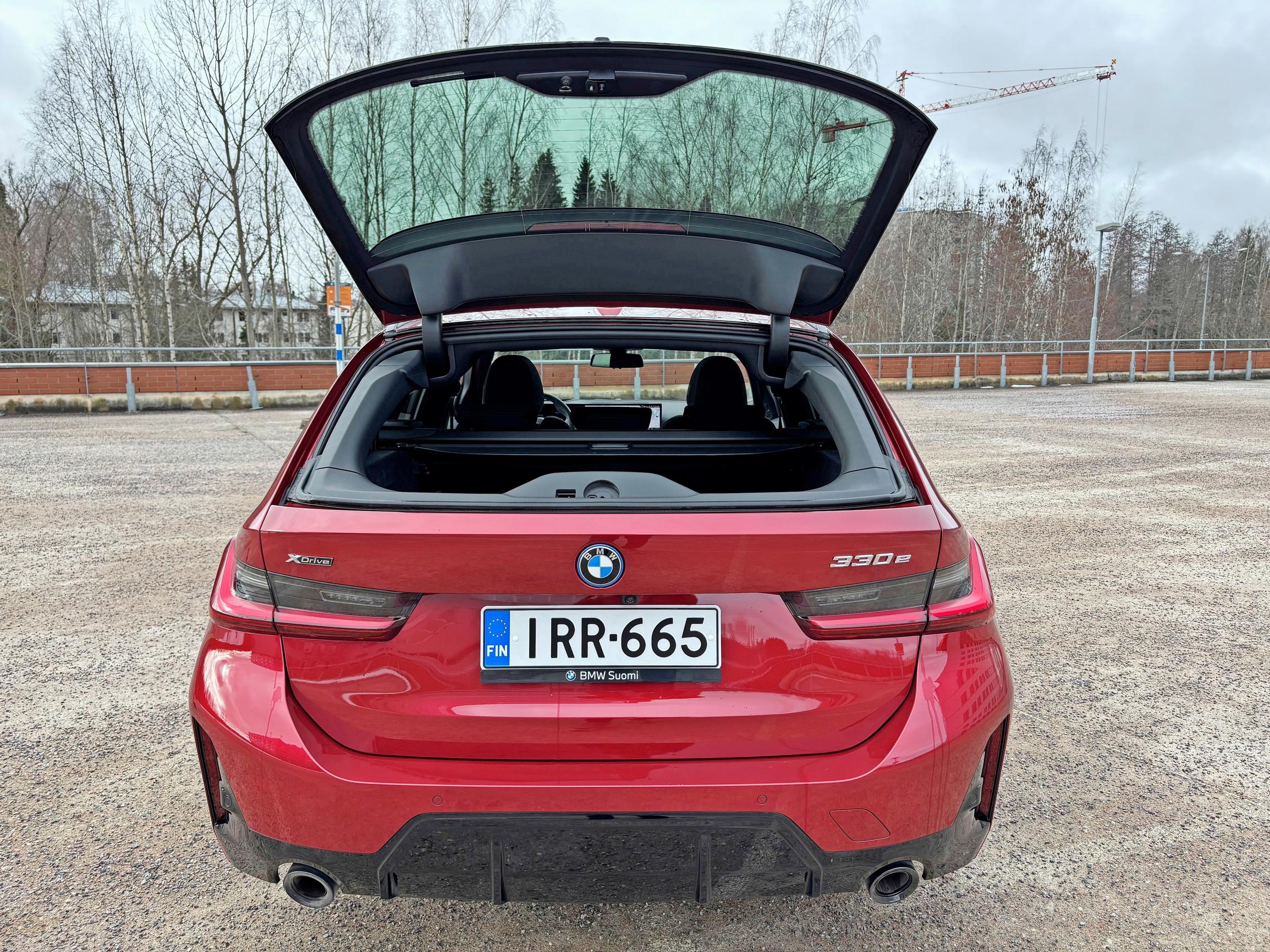 BMW 330e xDrive Touringin takaluukkua ei aina tarvitse avata kokonaan.