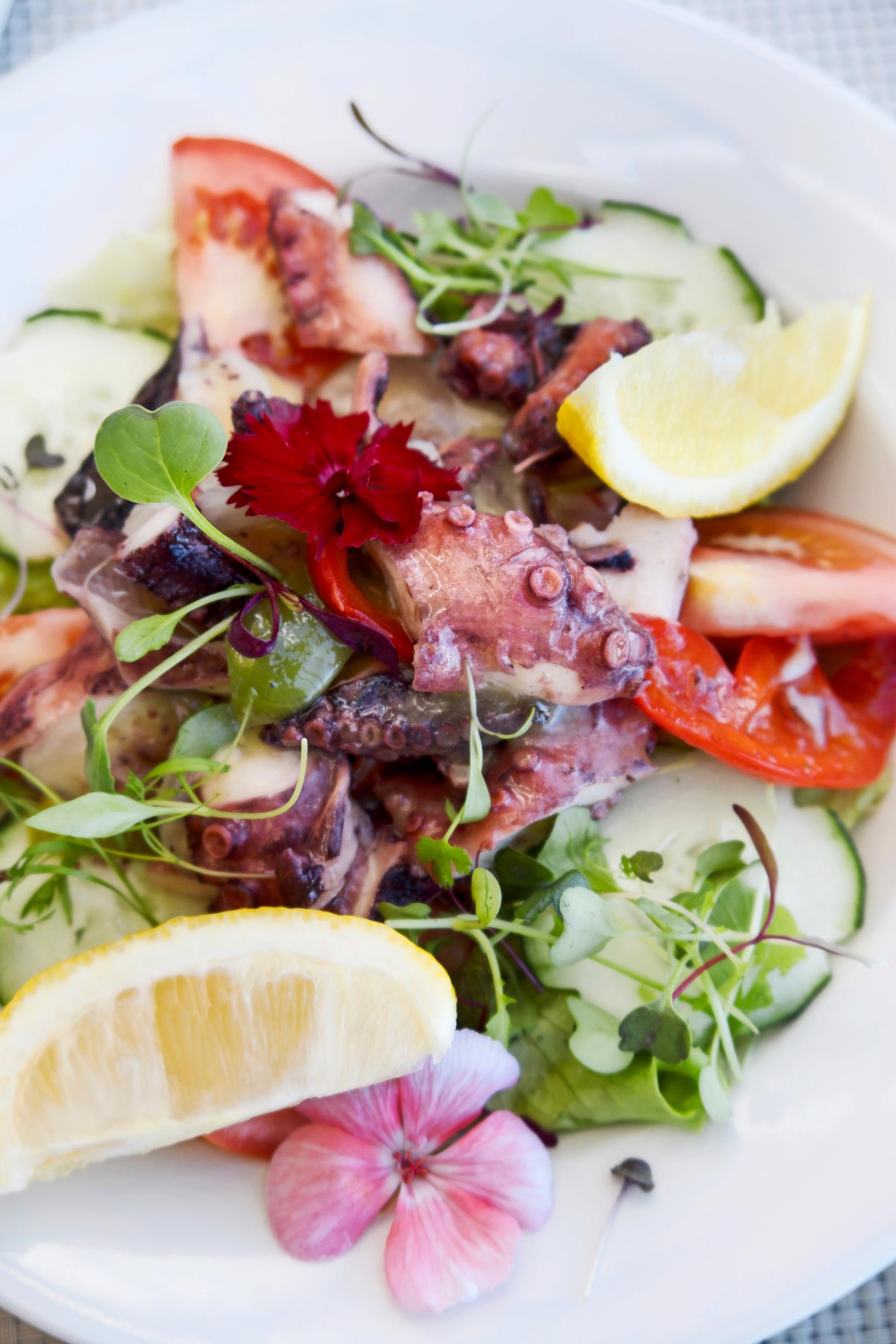 Mustekalasalaatti eli salada de polvo on eräs Madeiran perinneherkuista. Sitä tarjotaan useissa ravintoloissa.