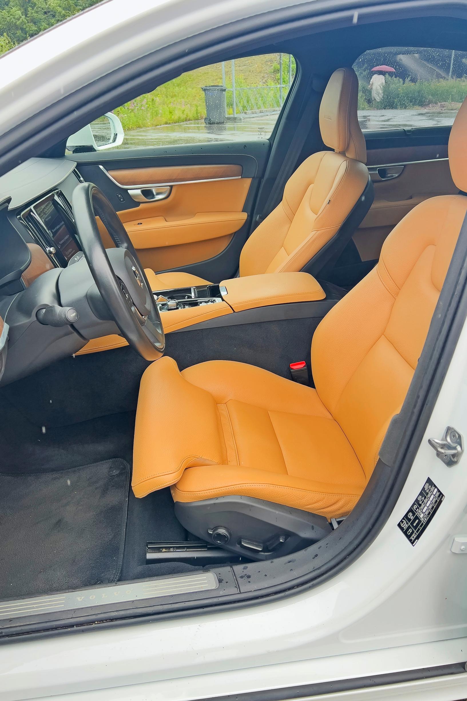 Volvo S90:n nahkaverhoilu on ihanan värinen. Raikuvat aplodit!