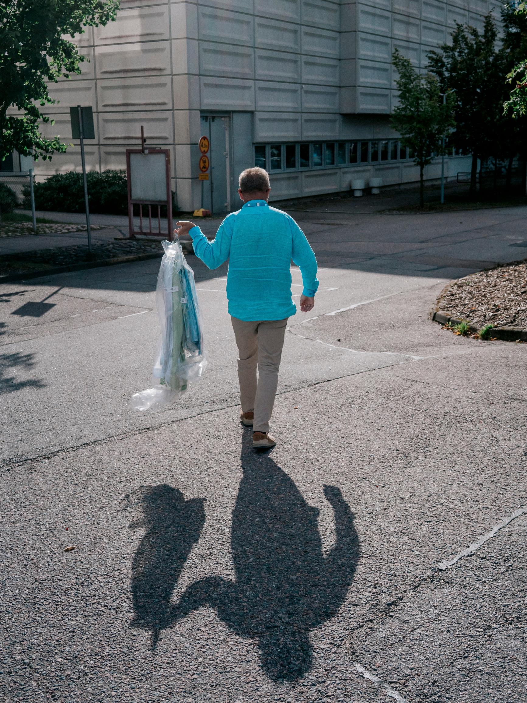 Uutisankkuri Petteri Löppösen paidat ovat loman jäljiltä olleet pesussa.