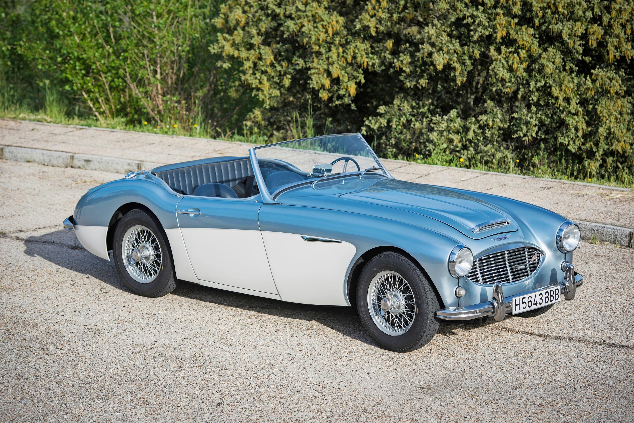 Austin Healey – Tämä on klassinen roadster jos mikä. Huippumallia vei kolmen litran kuutonen.