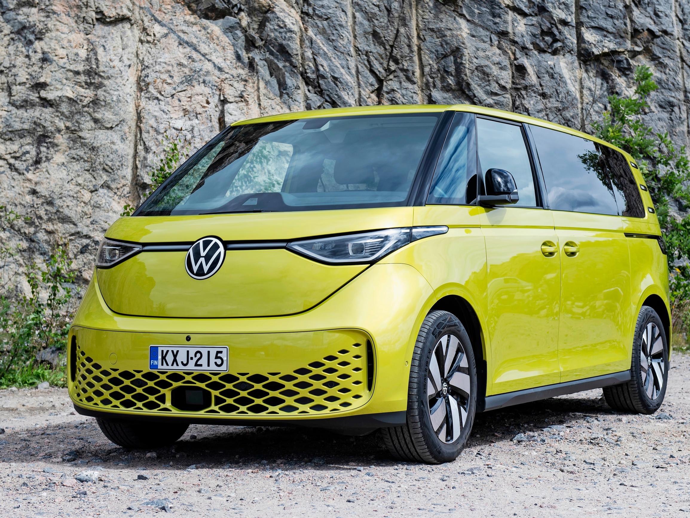 Volkswagen ID. Buzz Pro Business tuntuu alkuun jopa liian isolta – parkkipaikalla saa olla tarkkana, mutta akun riittävyydestä ei tarvitse huolestua