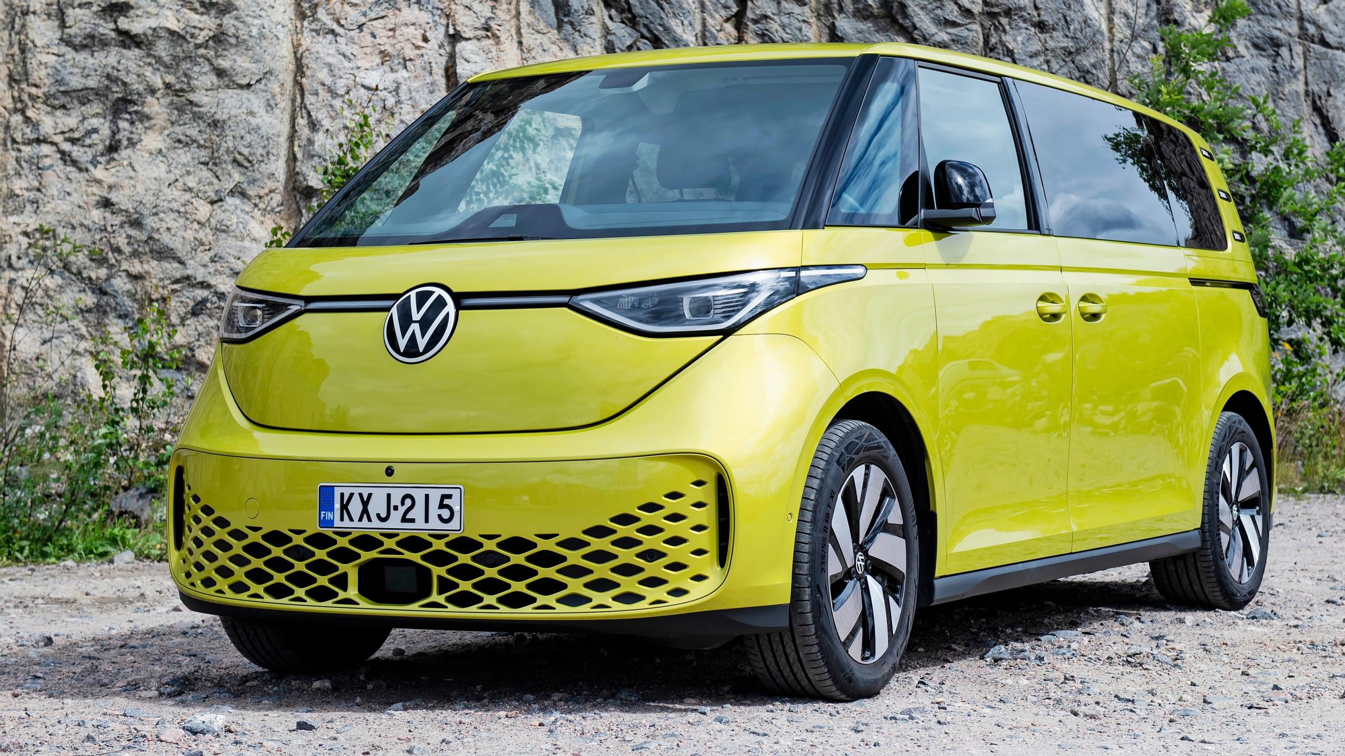 Volkswagen ID. Buzz Pro Business tuntuu alkuun jopa liian isolta – parkkipaikalla saa olla tarkkana, mutta akun riittävyydestä ei tarvitse huolestua