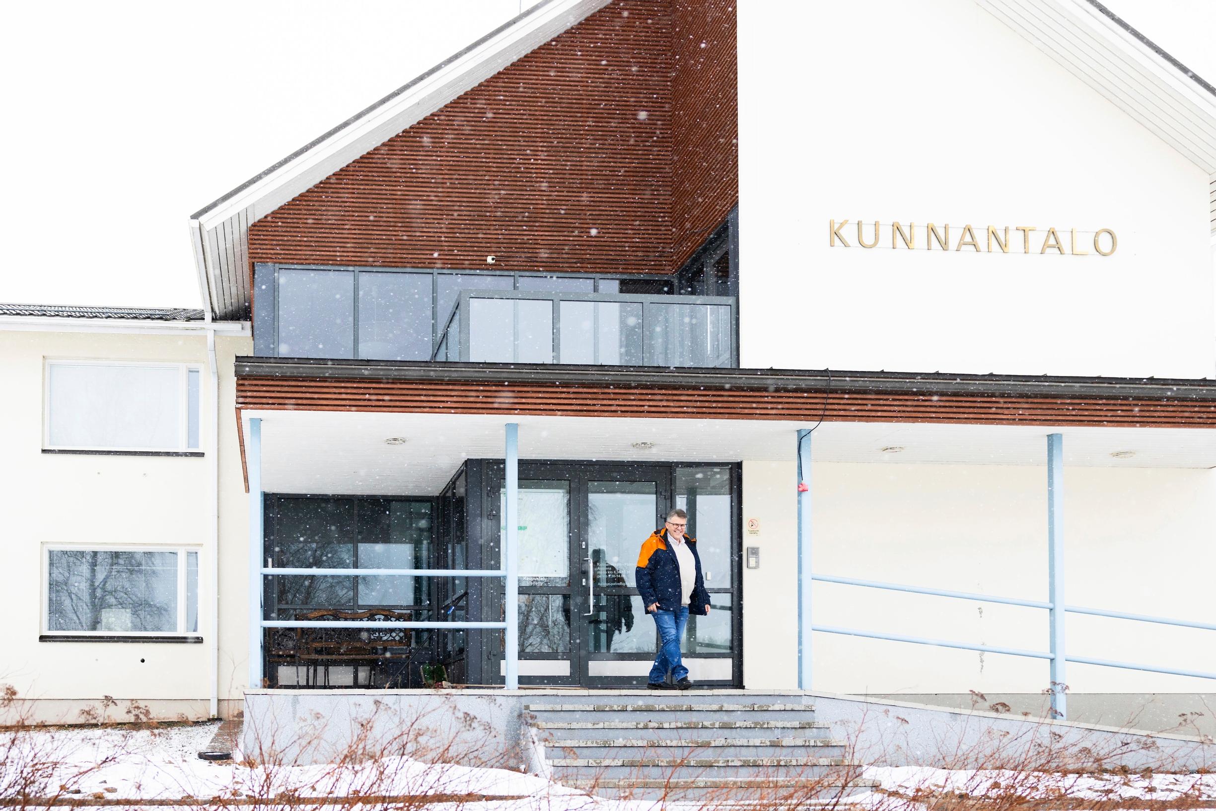 Kunnanjohtaja Lauri Laajala Perhon kevättalvisessa lumipyryssä. Perhossa vaatimattomuus on nykyään pannassa, Laajala kertoo.