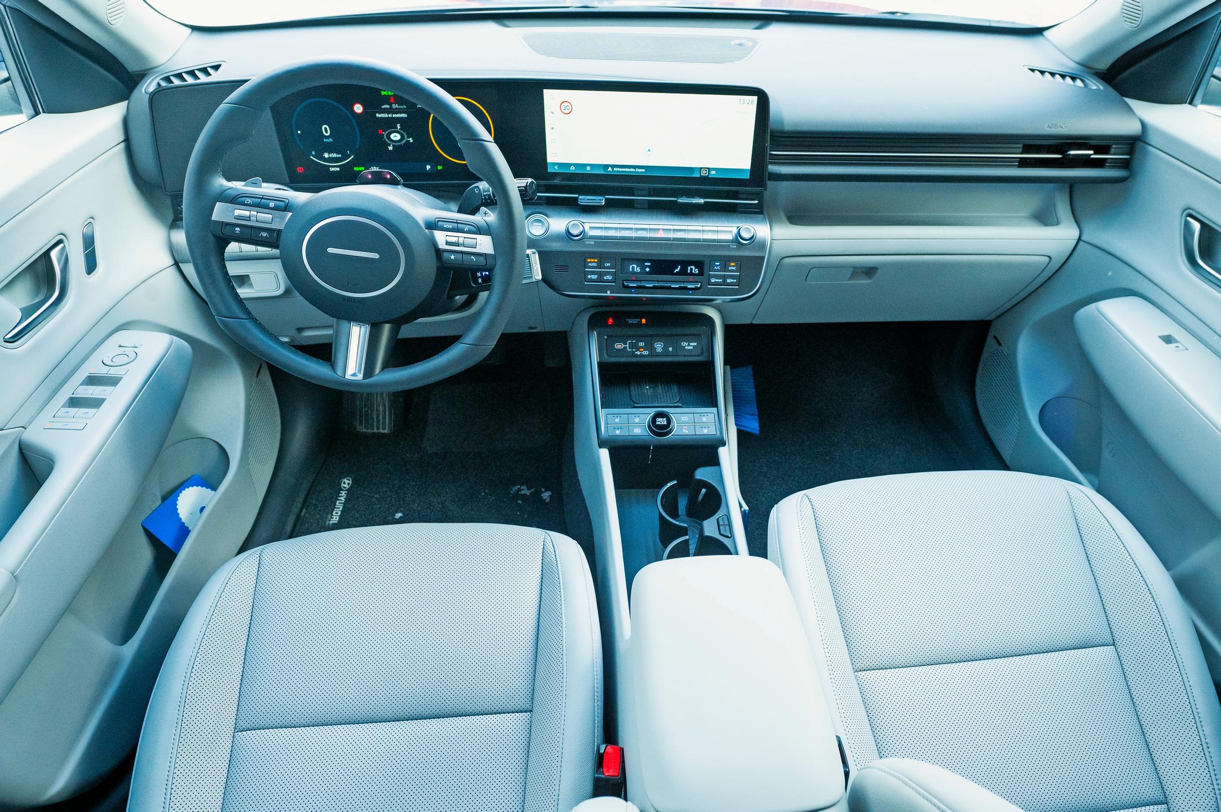 Hyundai Konan kojelaudassa riittää pintaa. Näyttöjen toiminnot ovat loogisia.