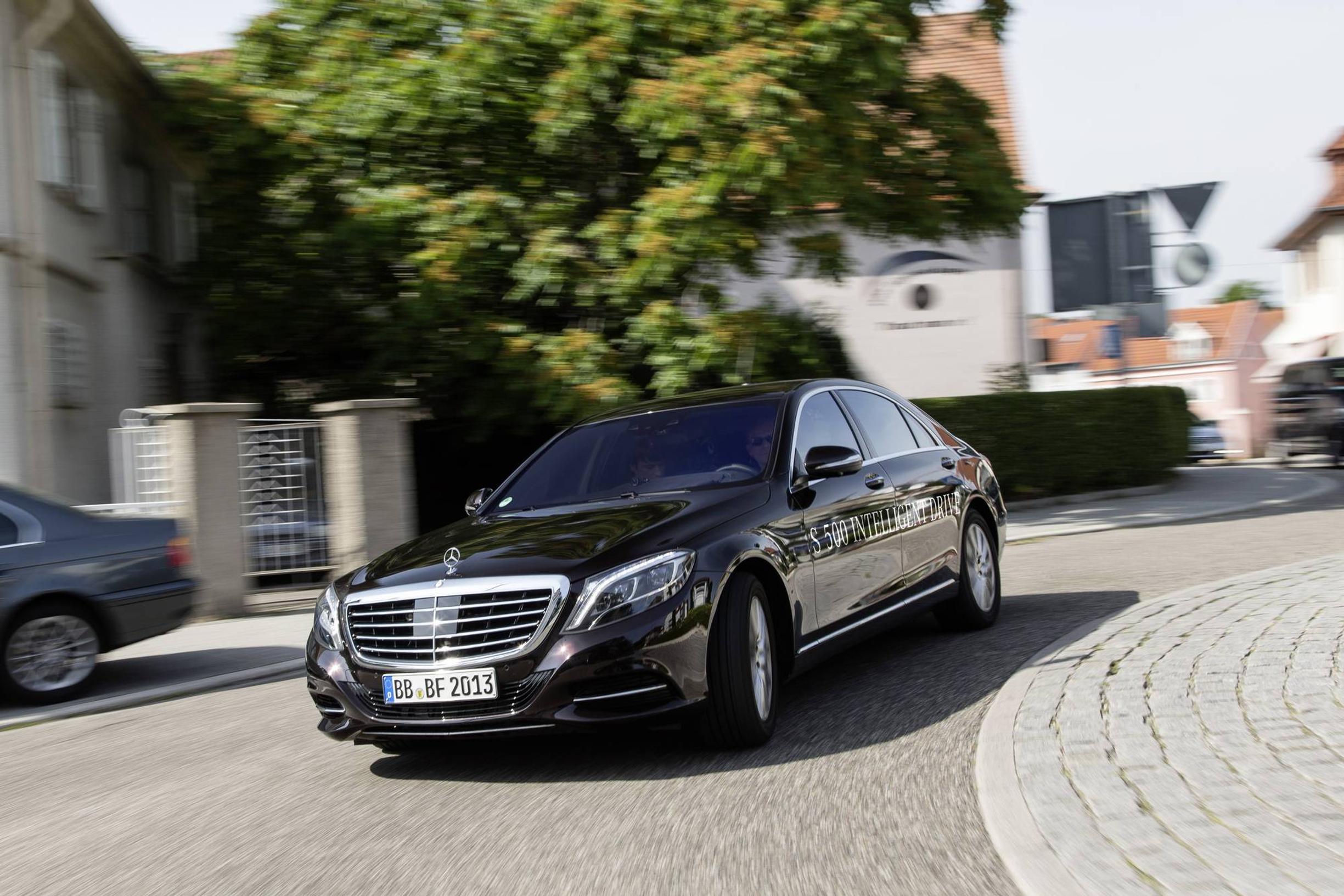 Vertailussa Audi A8 4.0 TFSI Quattro, BMW 750i ja Mercedes S 500 4Matic – tekniikan viimeisintä tasoa