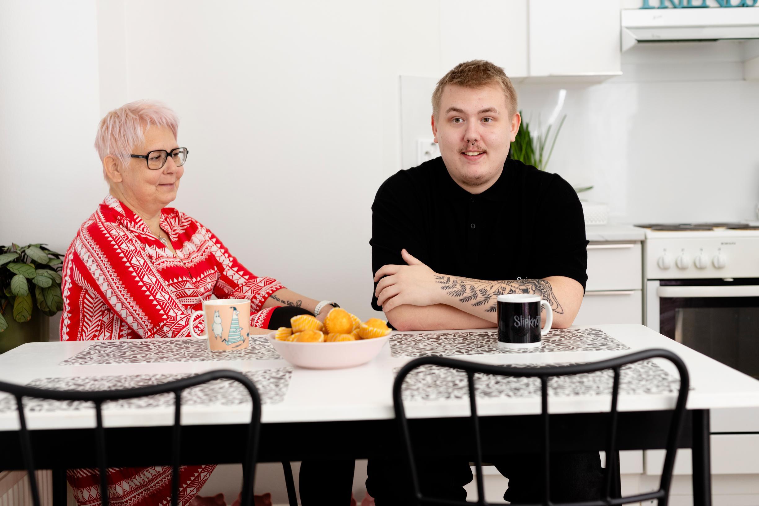 Hiv-tartunta löytyi raskauden ansiosta – Mervin, 52, ja Artun, 18, tiivis äitipoikasuhde alkoi äidin hengen pelastamisesta