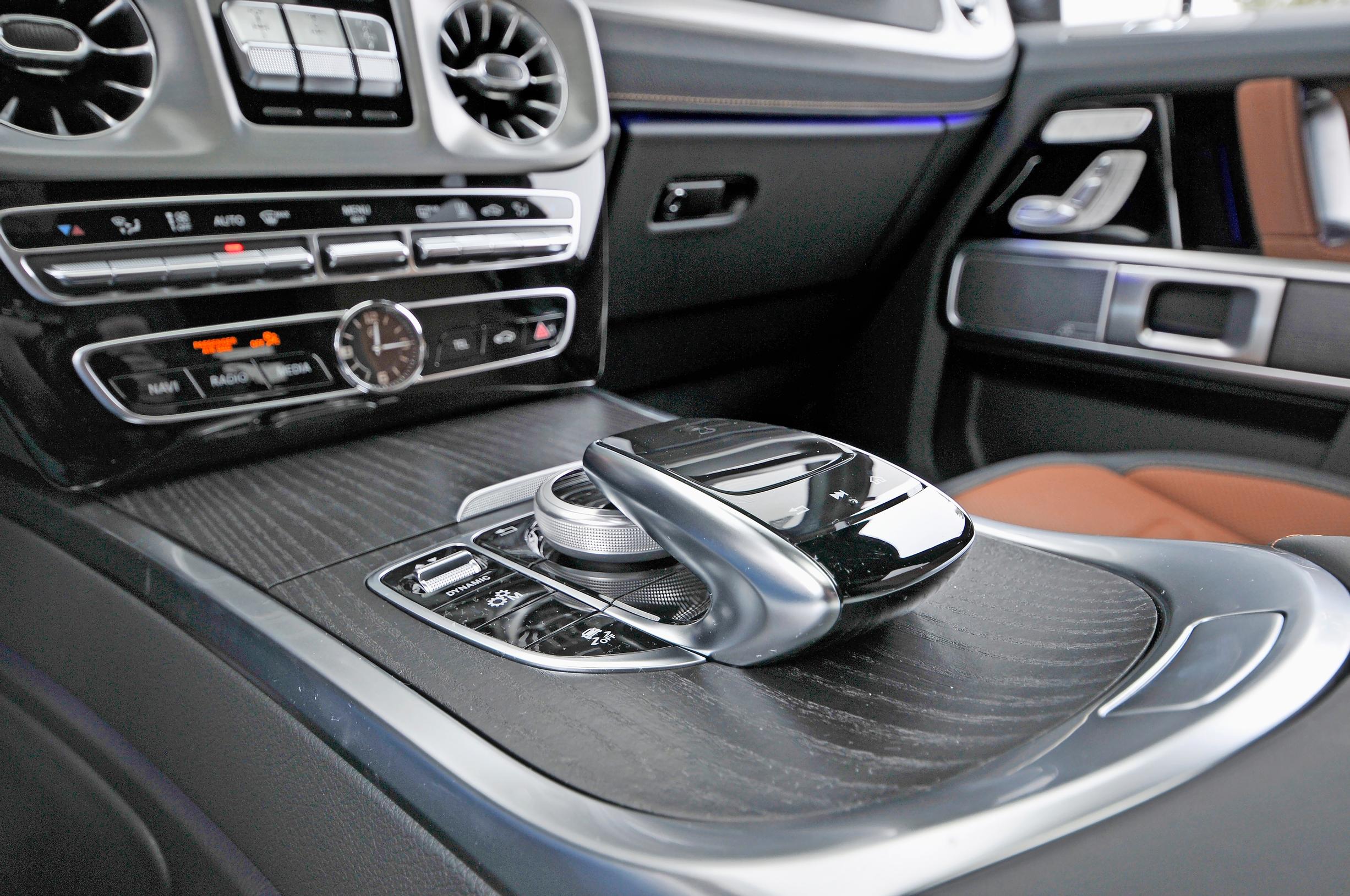 Mercedes-Benz G 400 d:n kuljettaja voi käyttää touchpad-kosketuslevyä niin, että katse pysyy jatkuvasti tiessä. Hyvä toteutus.