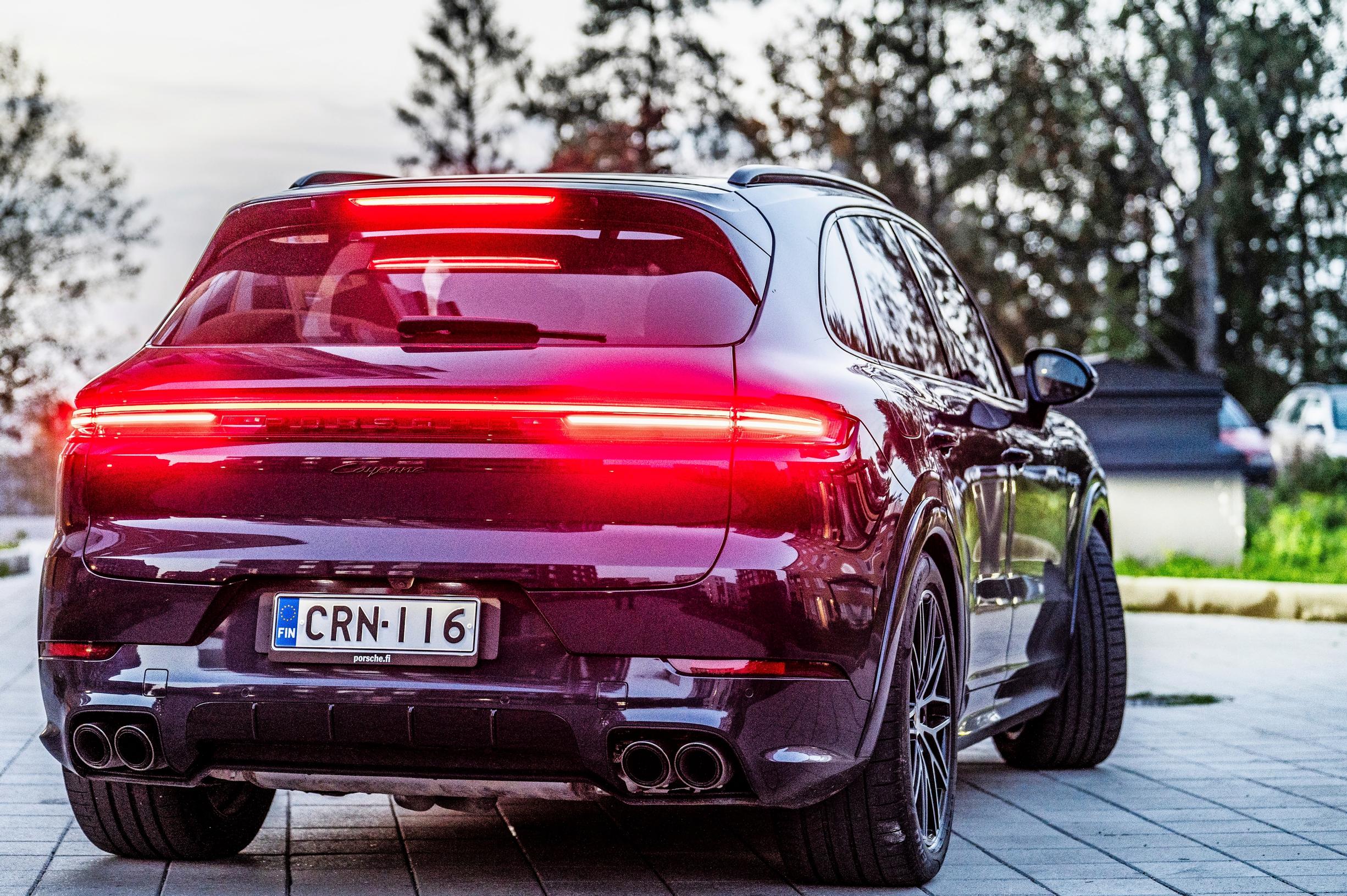 Uusi Porsche Cayenne E-Hybrid Coupe Tuulilasin koeajossa. 