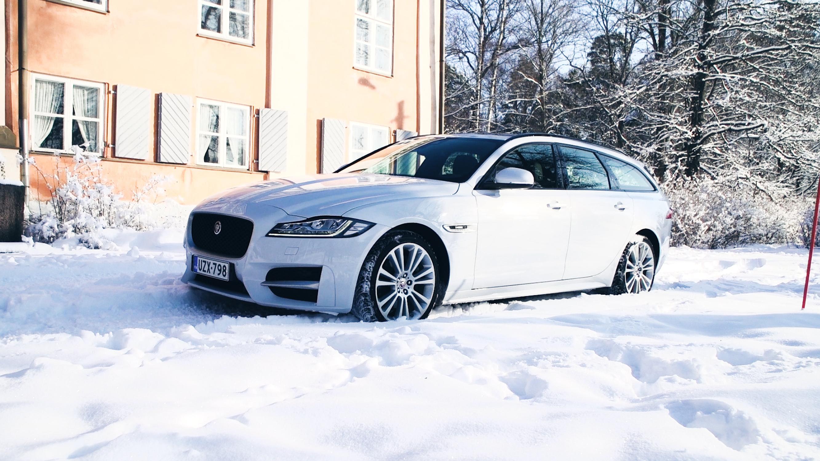 Suomalaiset hakevat autoista arjen luksusta - nelivedot ja suurimoottoriset henkilöautot kiinnostivat
