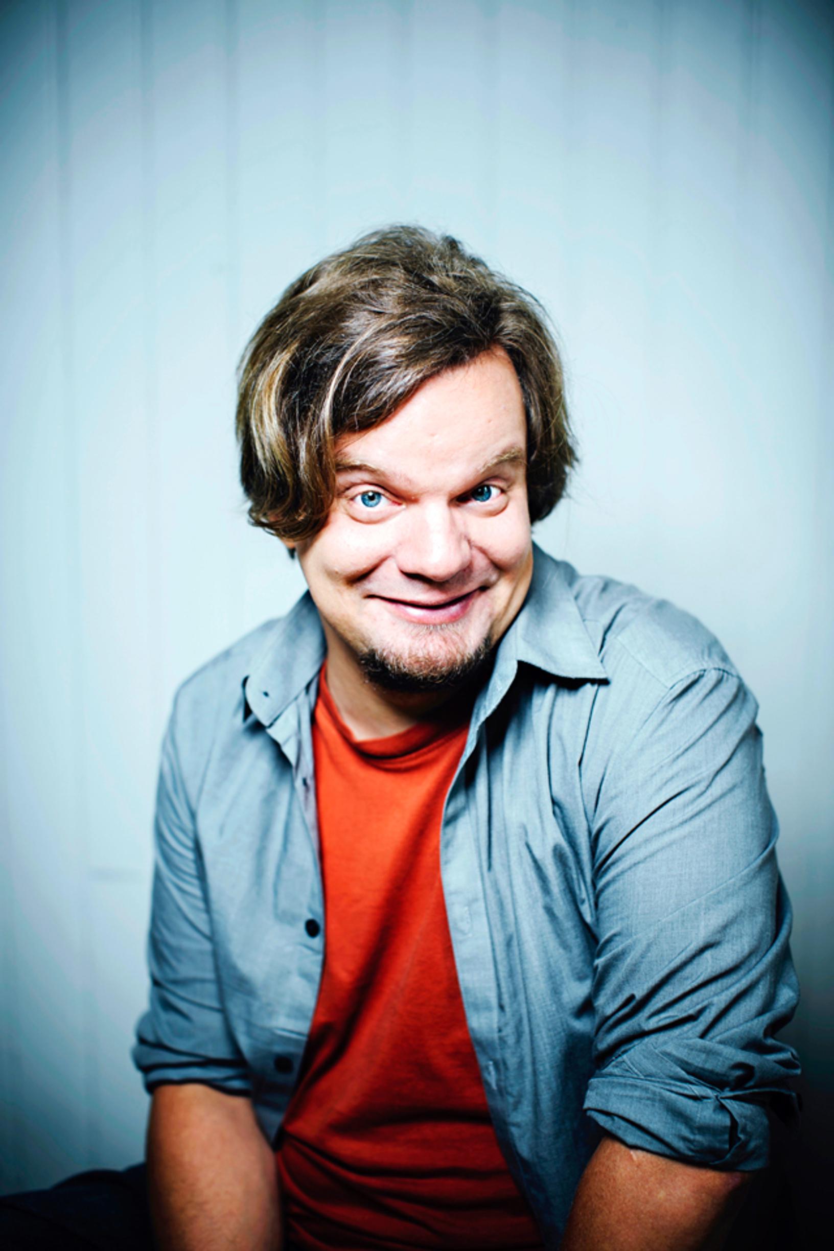 Vesimies, stand up -koomikko Ismo Leikolan vääräleukaisuus uppoaa yleisöön niin kotimaassa kuin ulkomaillakin.