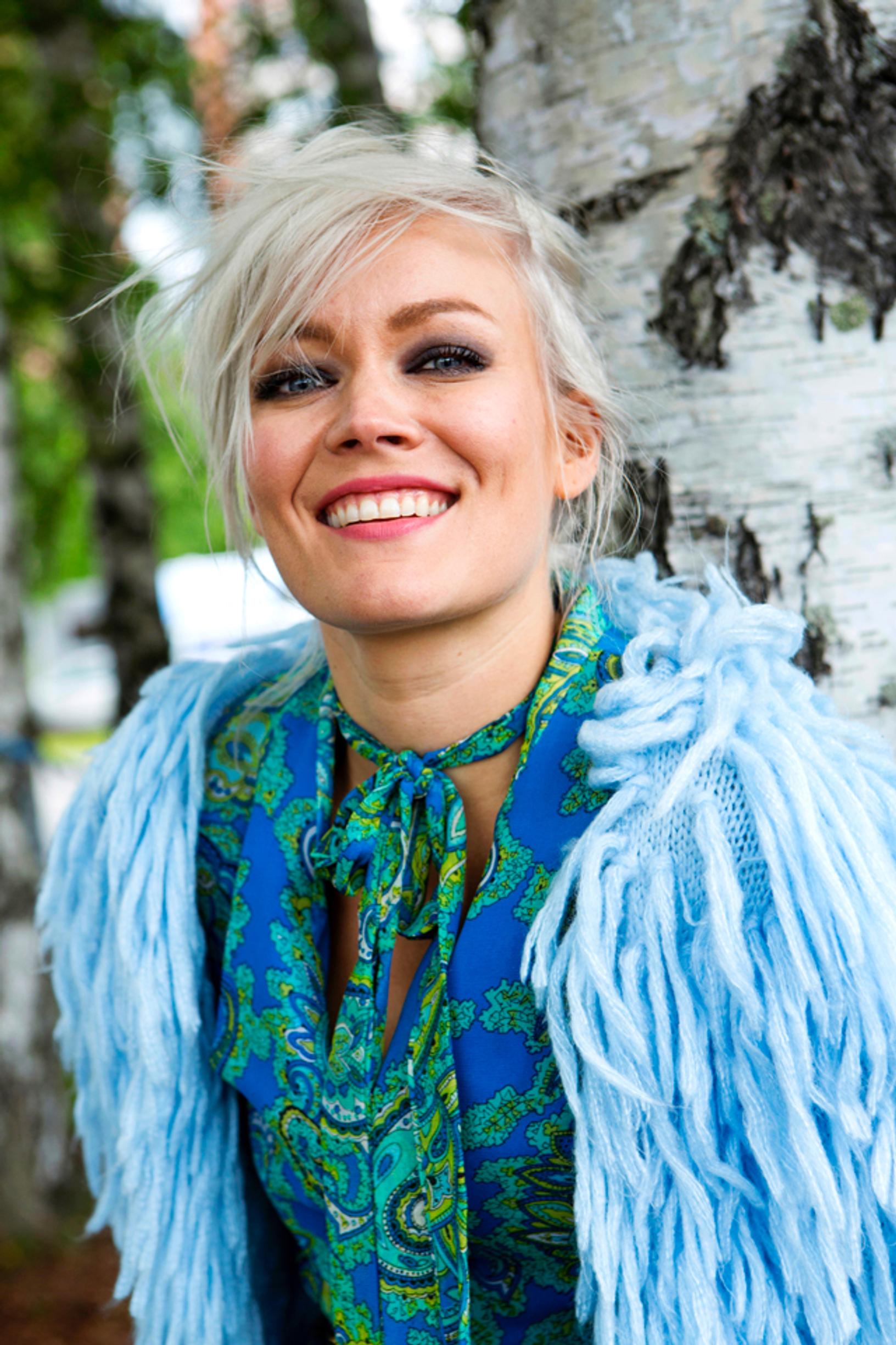 Vesimies, laulaja ja tv-kasvo Anna Puu on pirteä ilmestys.