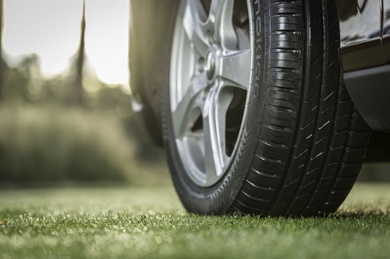 Iällä ja kilometreillä on väliä – tiedätkö, milloin autosi renkaat on syytä vaihtaa?