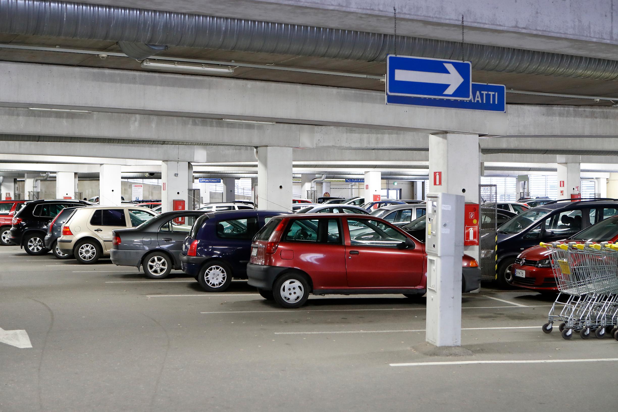 Parkkipaikoilla sattuu yli 100 kolaria päivässä - kuka korvaa, jos auto on kolhittu?