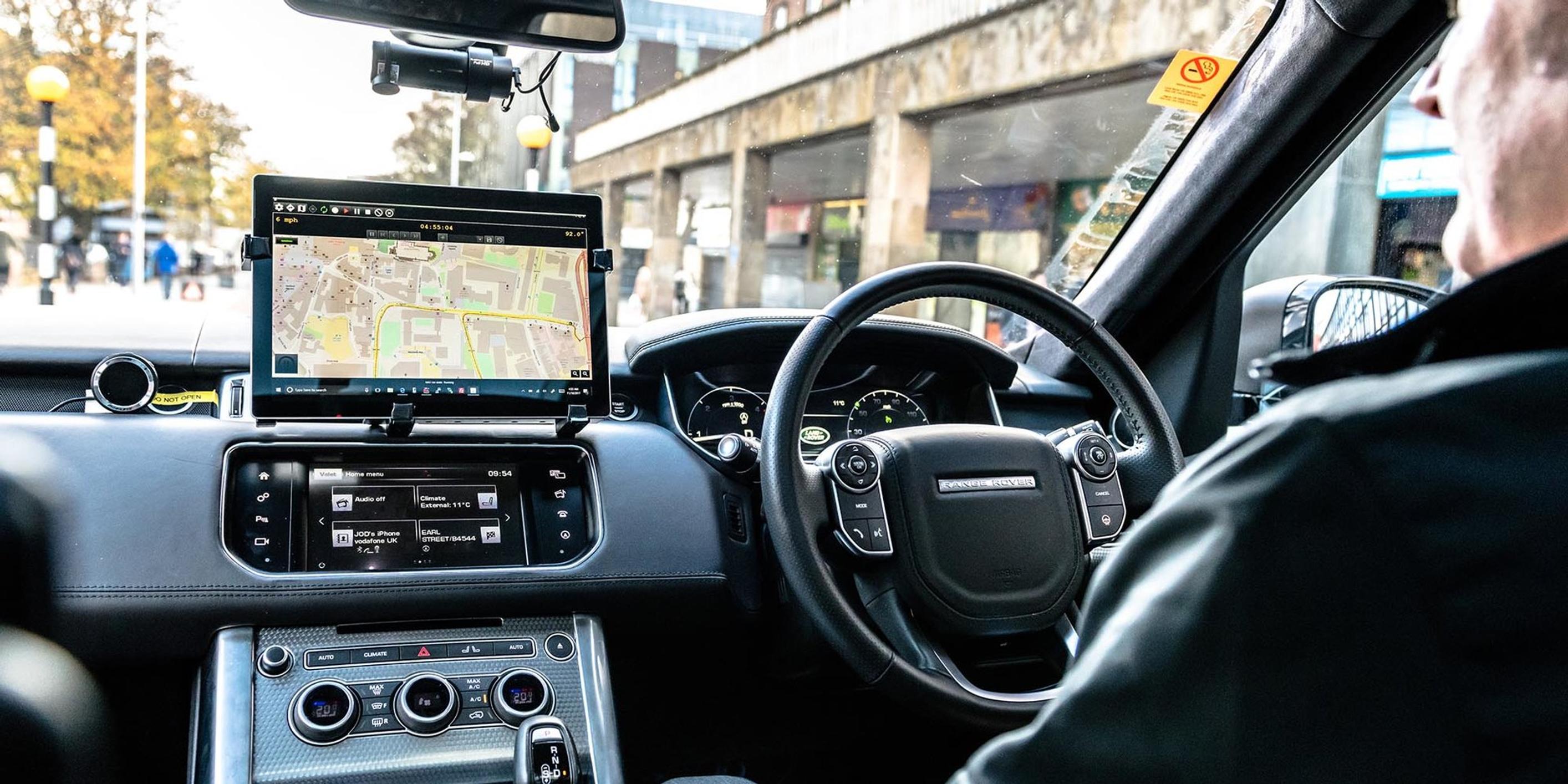 Jaguar Land Roverin teknologia näkee kulman taakse