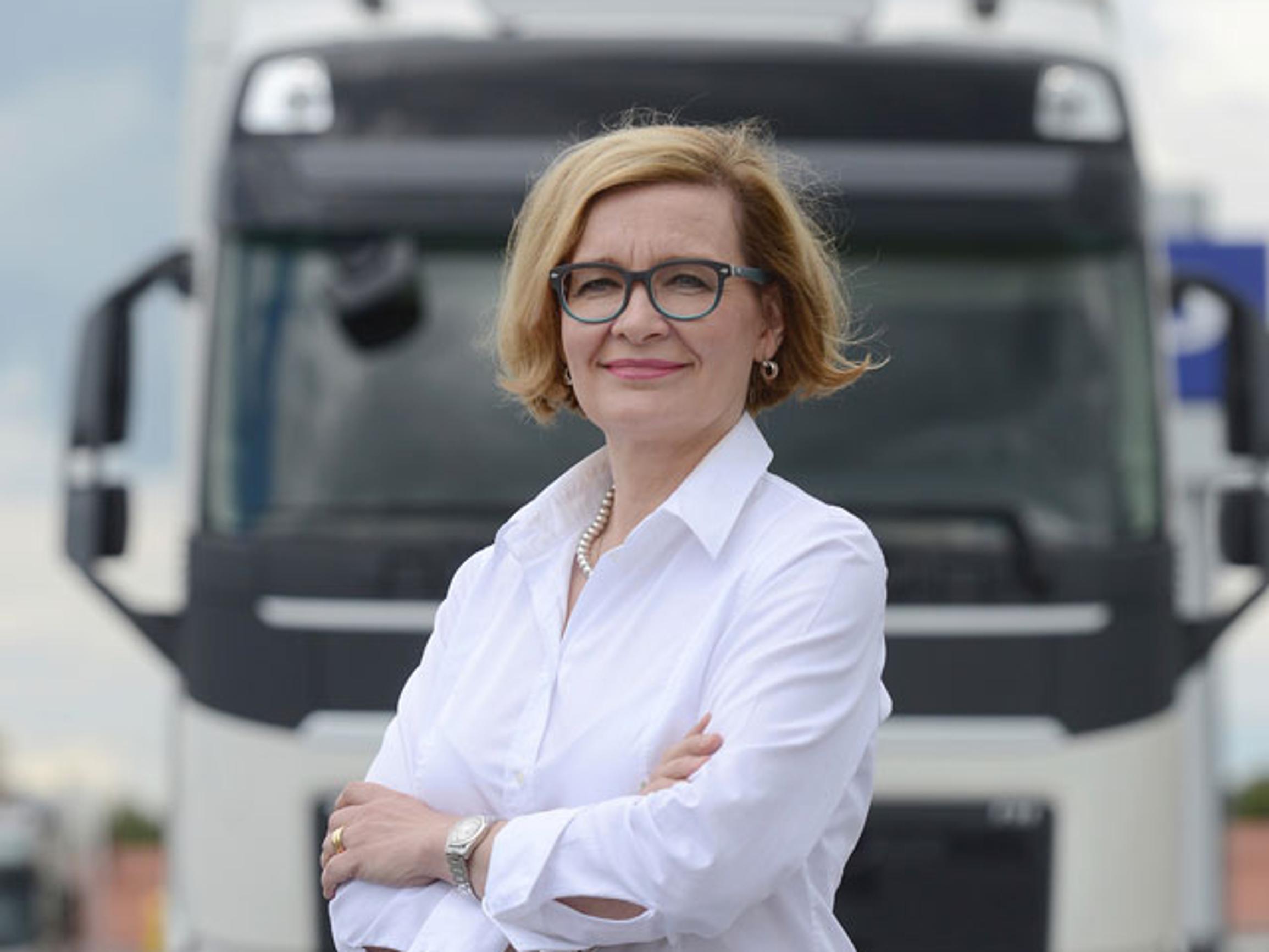 60 vuotta: Kansanedustaja Paula Risikko ajaa rekkaa ja tuulettaa päätään avoautossa – Lapsuuden punainen kupla oli se, mistä kaikki alkoi