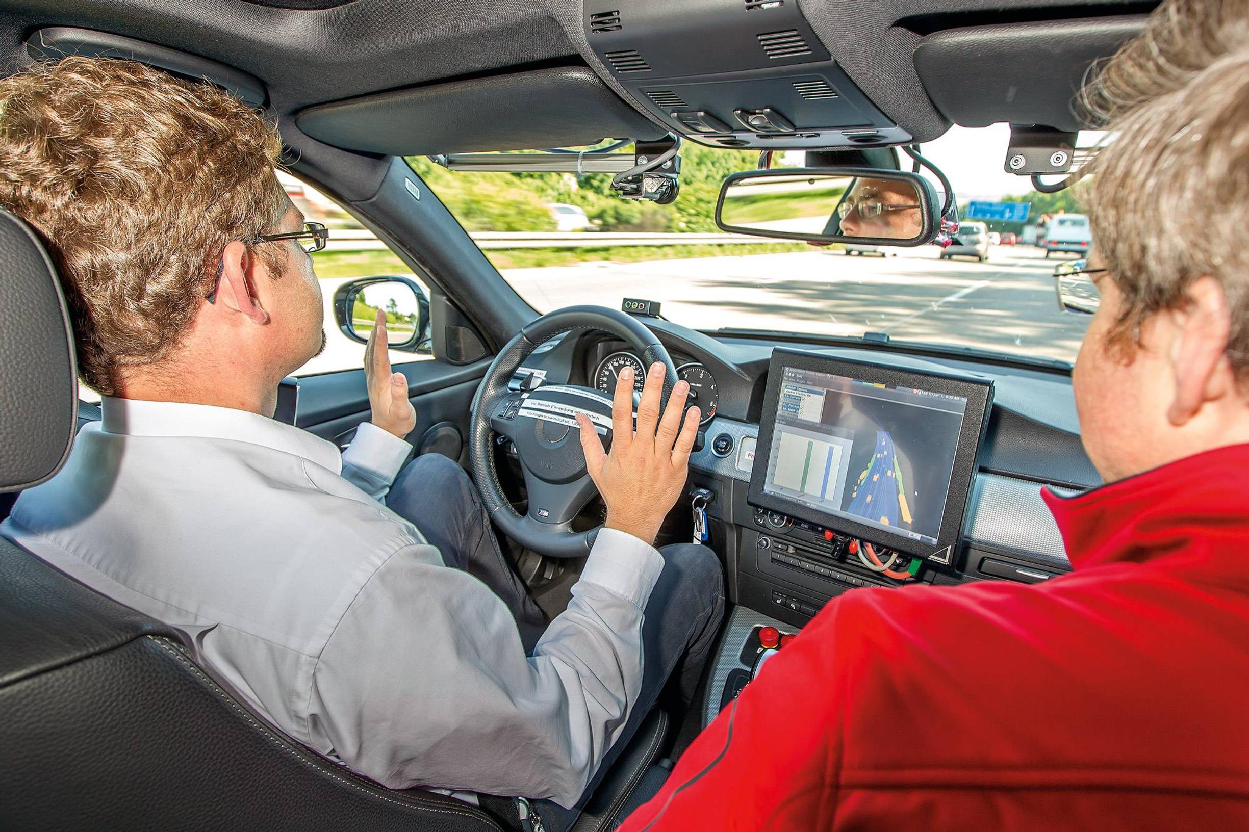 Koeajossa itsestään ajava auto