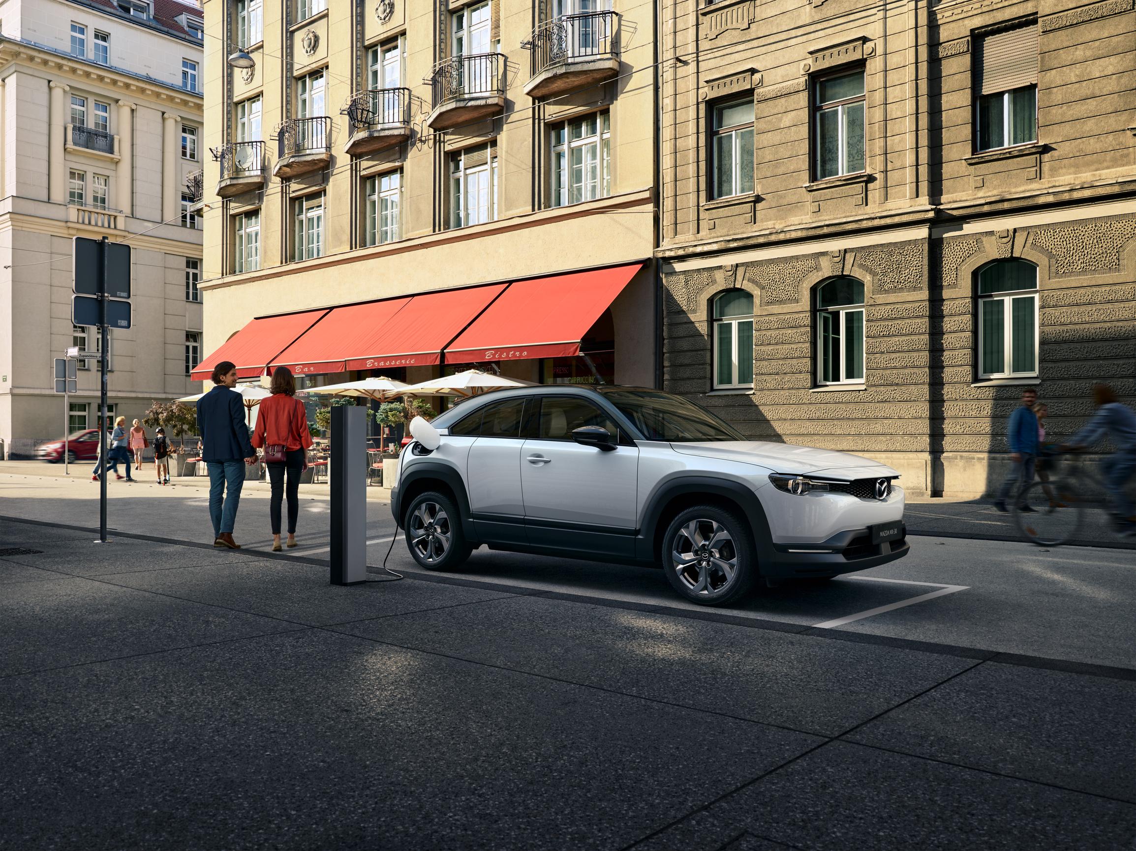 Mazda esitteli ensimmäisen sähköautonsa - tässä on MX-30