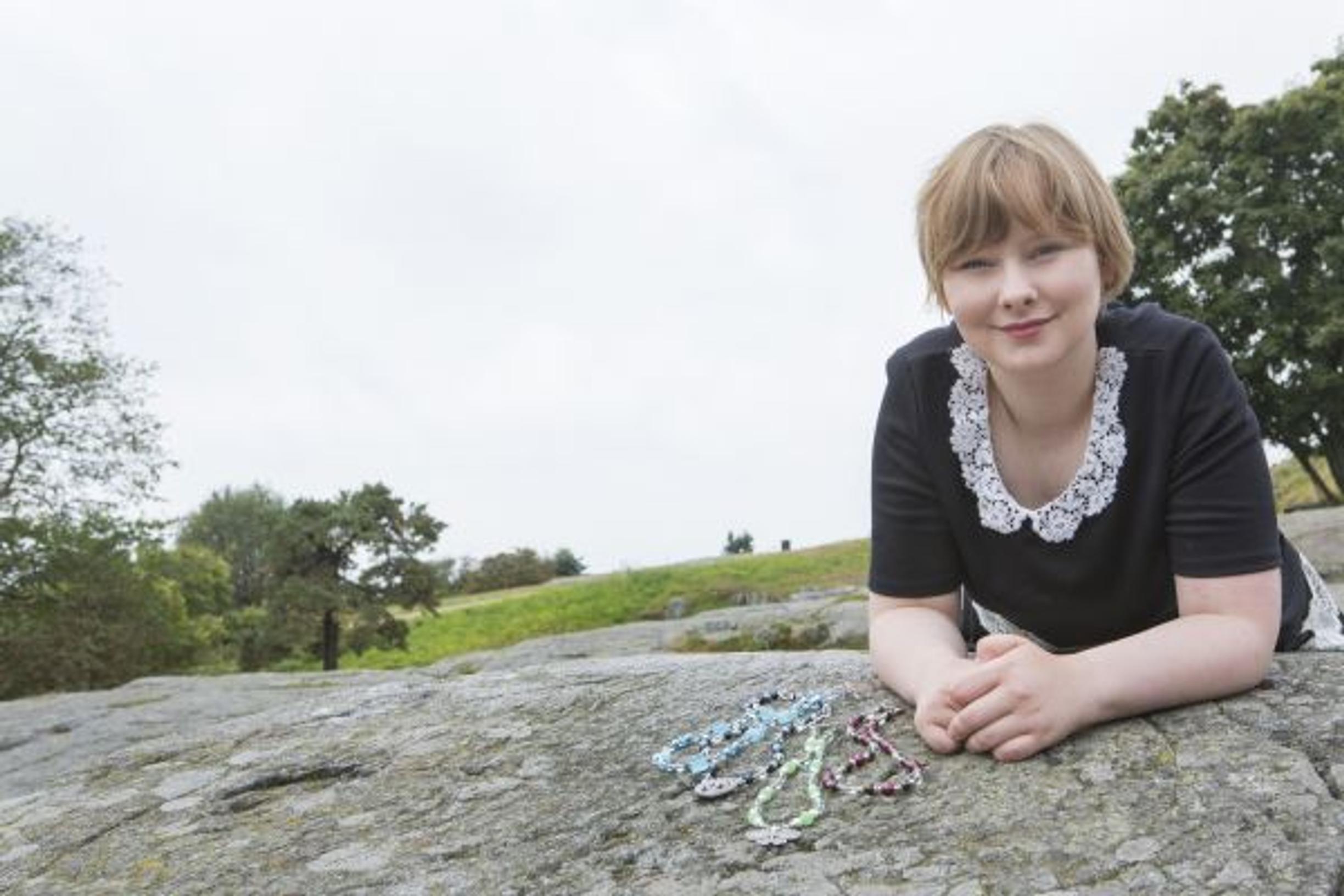 Anna tekee helmiä sairaille