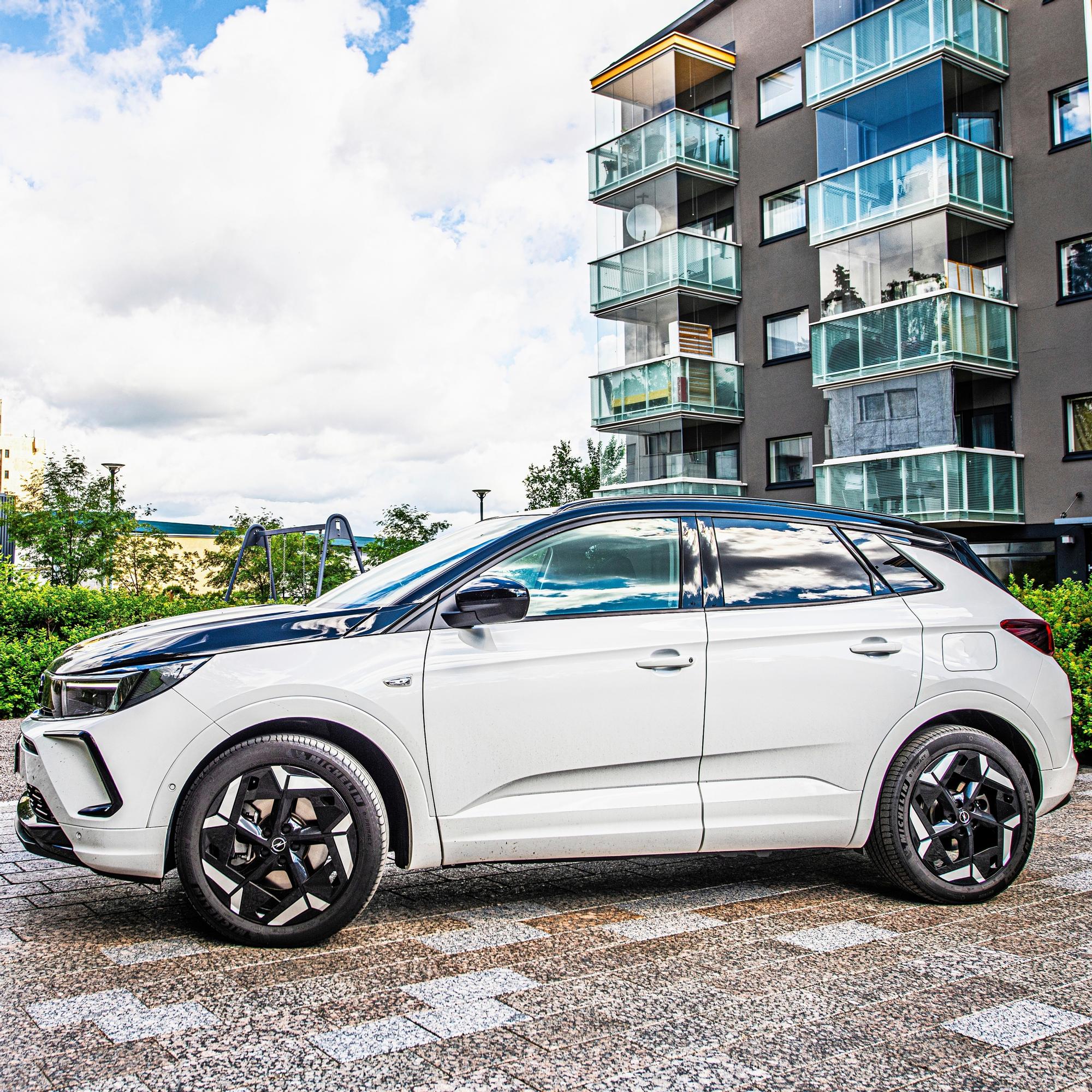 Opel Grandland GSe – Monipuolinen hybridi sporttiseen menoon ja ekologiseen ajoon viehättyneelle kuljettajalle