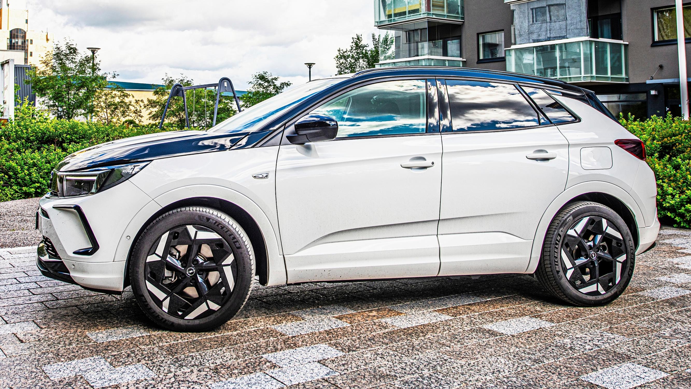 Opel Grandland GSe – Monipuolinen hybridi sporttiseen menoon ja ekologiseen ajoon viehättyneelle kuljettajalle