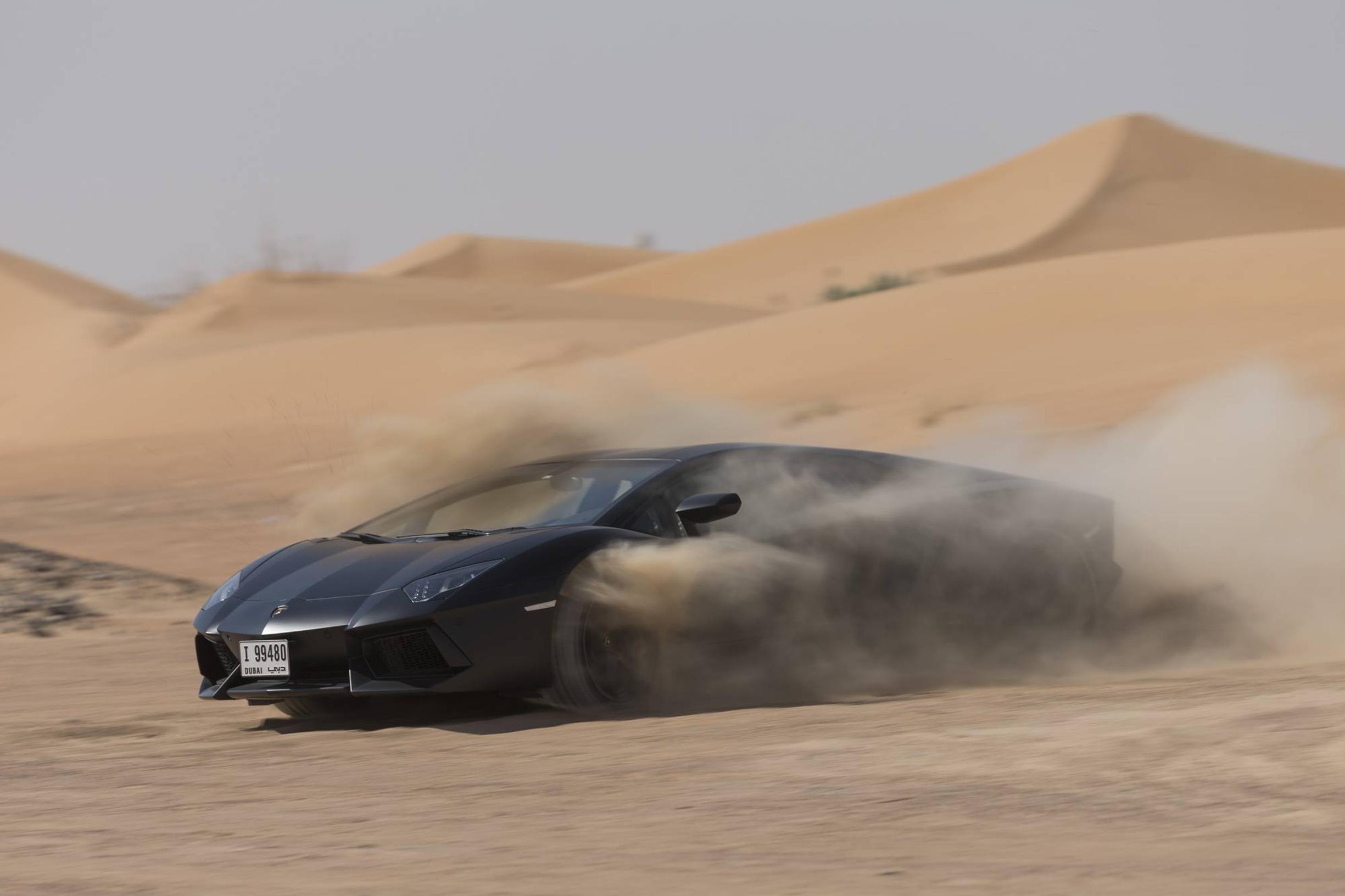 Kuin Mad Maxissa: Lähdimme Lambolla Dubain aavikolle