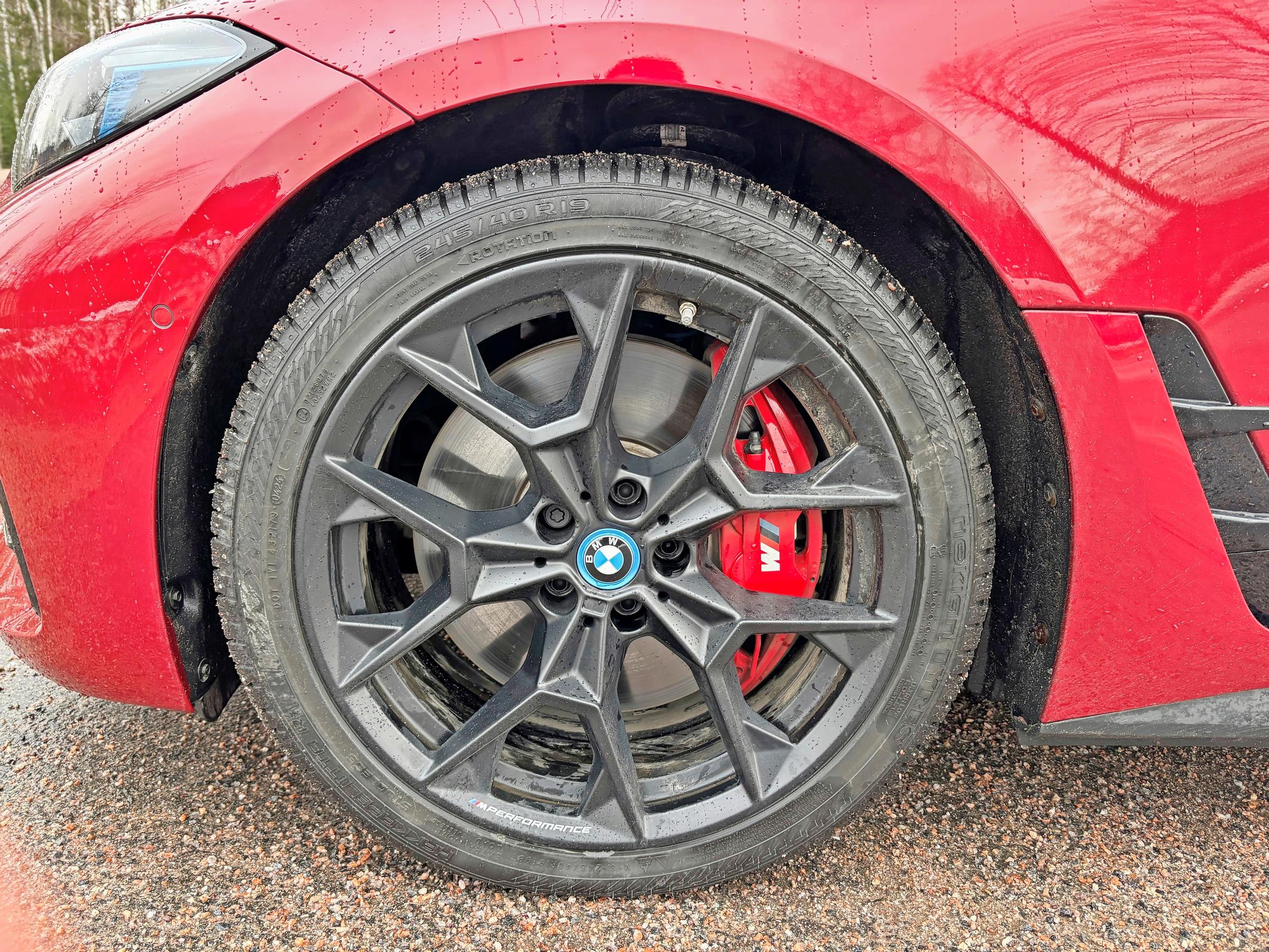 BMW i4 M50:n M-koristeet ja punaiset jarrusatulat paljastavat, että nyt on luvassa vähän tulisempaa kyytiä.