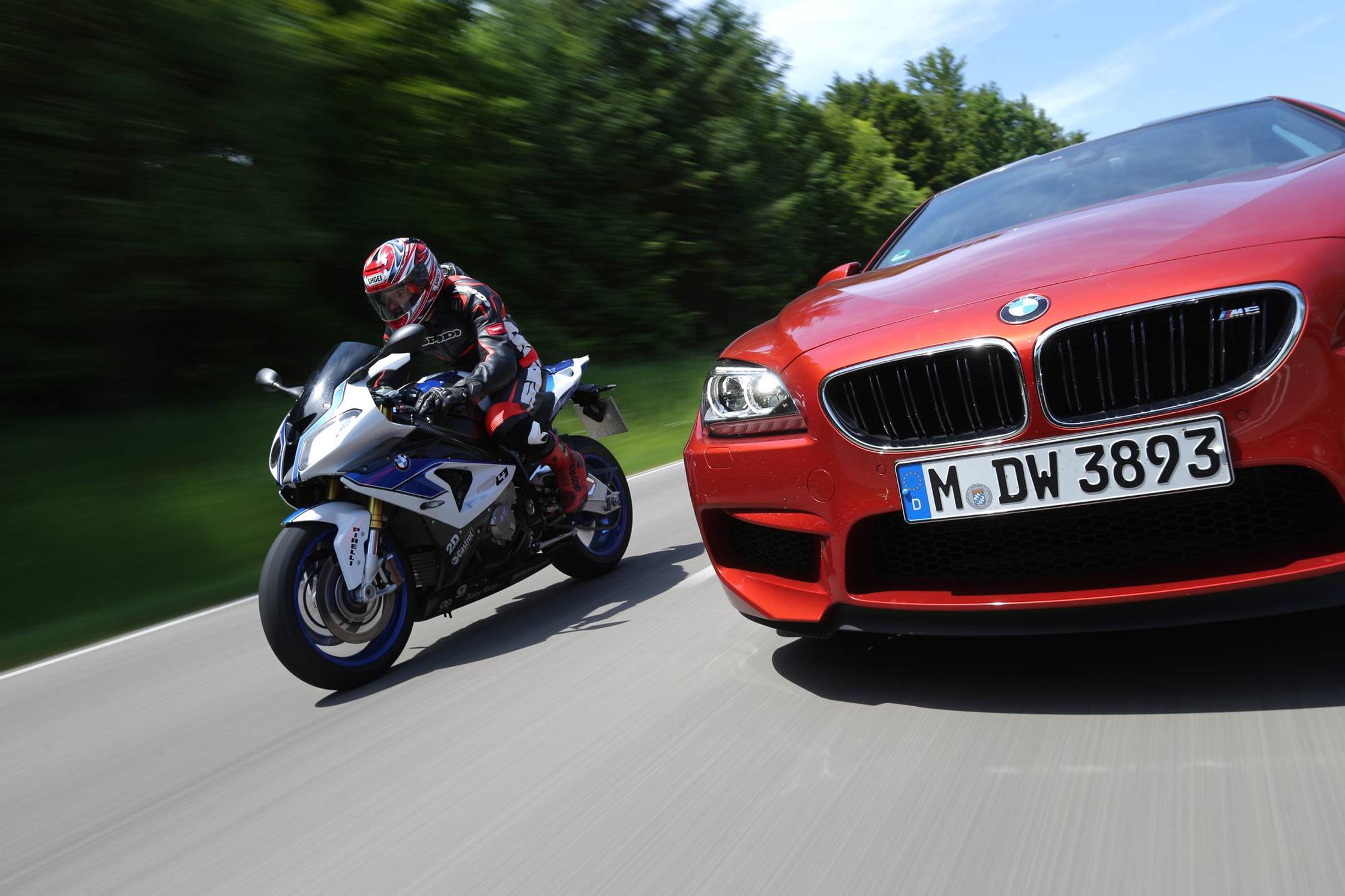 Sporttiauto vai huippuprätkä: BMW M6 vs. BMW HP4