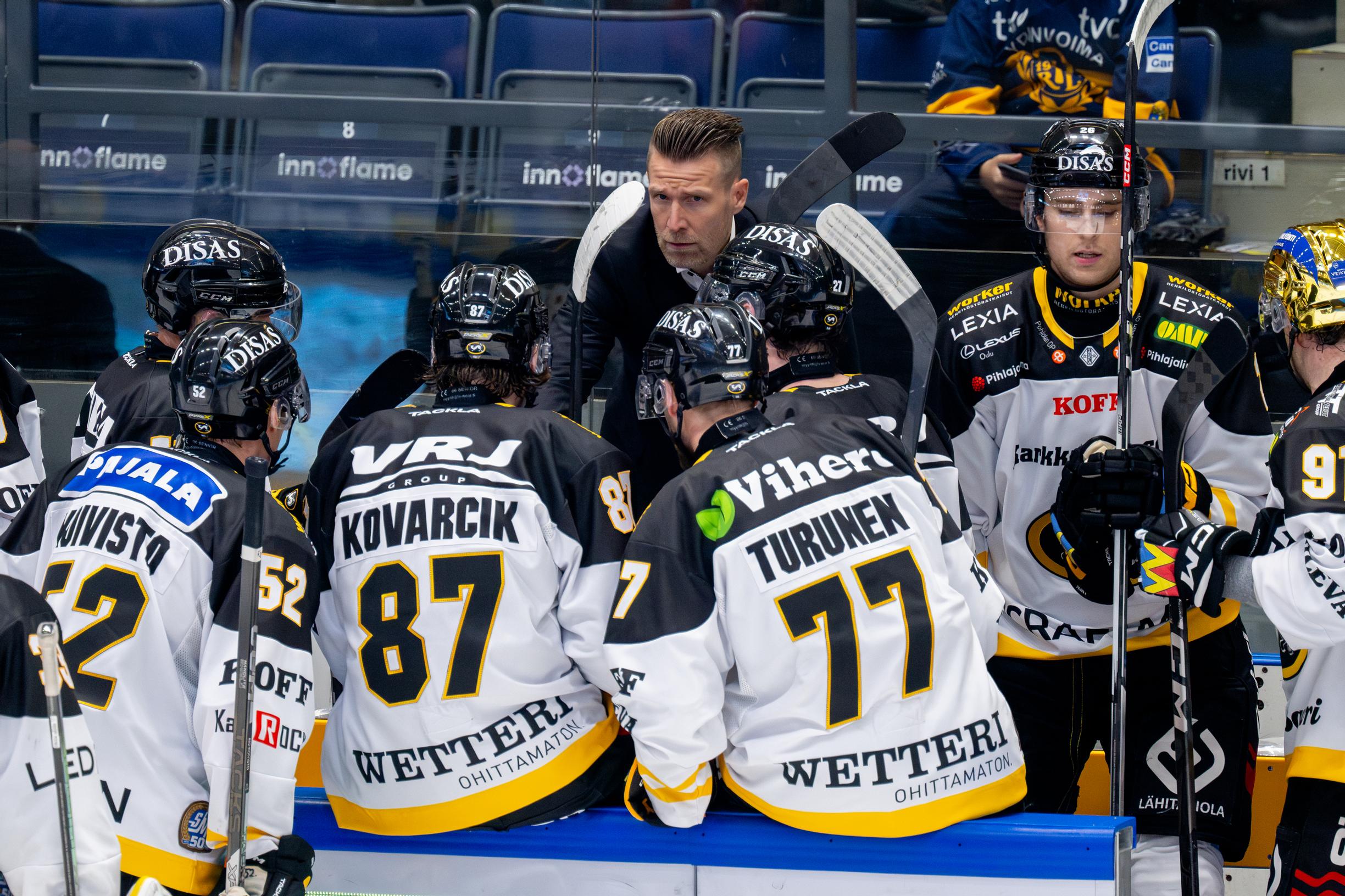 Kärpät alistui kuin koira isäntänsä Tapparan edessä – Petteri Sihvoselta ankarat terveiset töpeksineelle valmennusjohdolle: "Hölmömpi ei enää voi olla!"