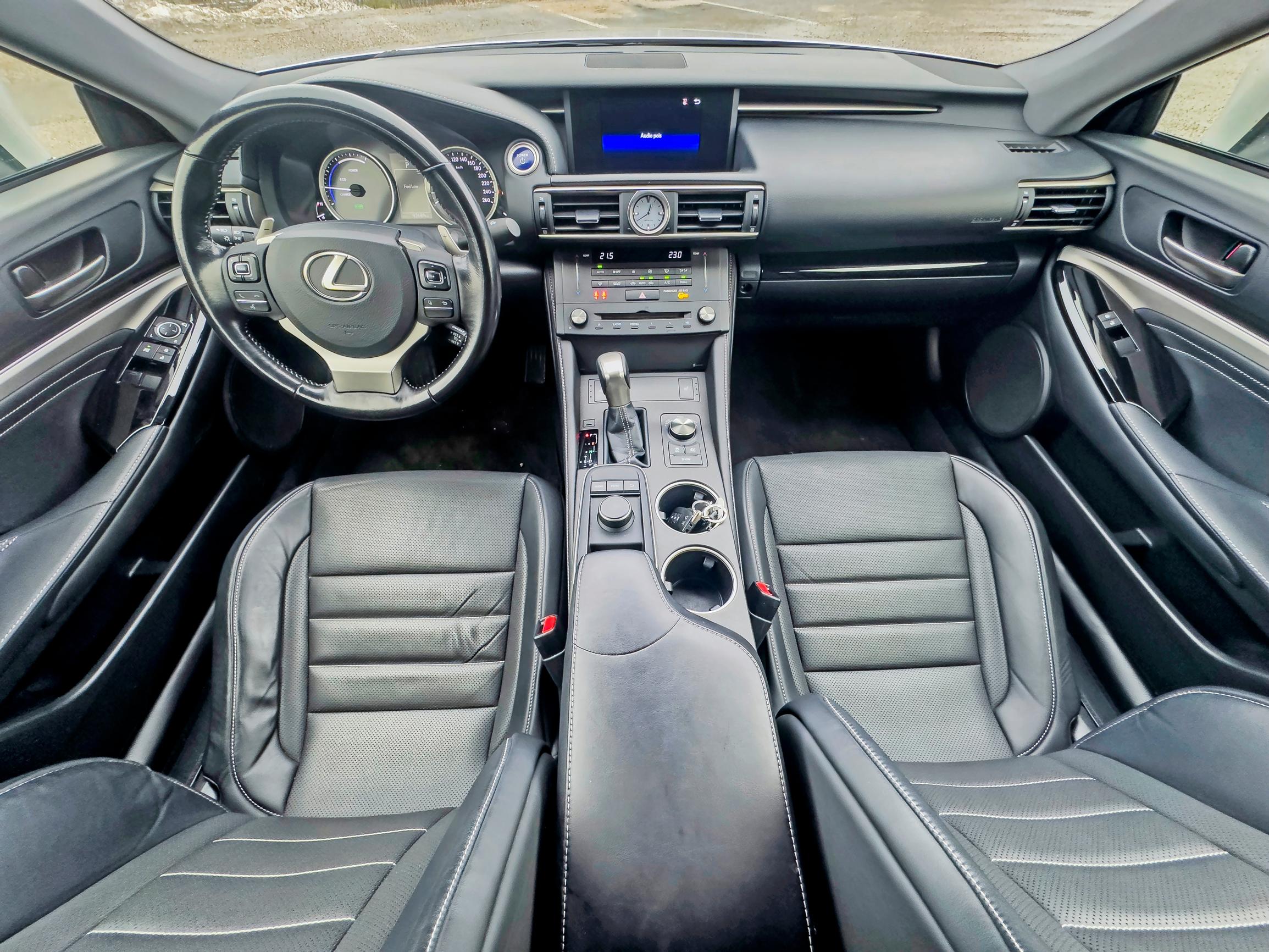 Lexus RC:n ohjaamo on tyylikkään tummanpuhuva.