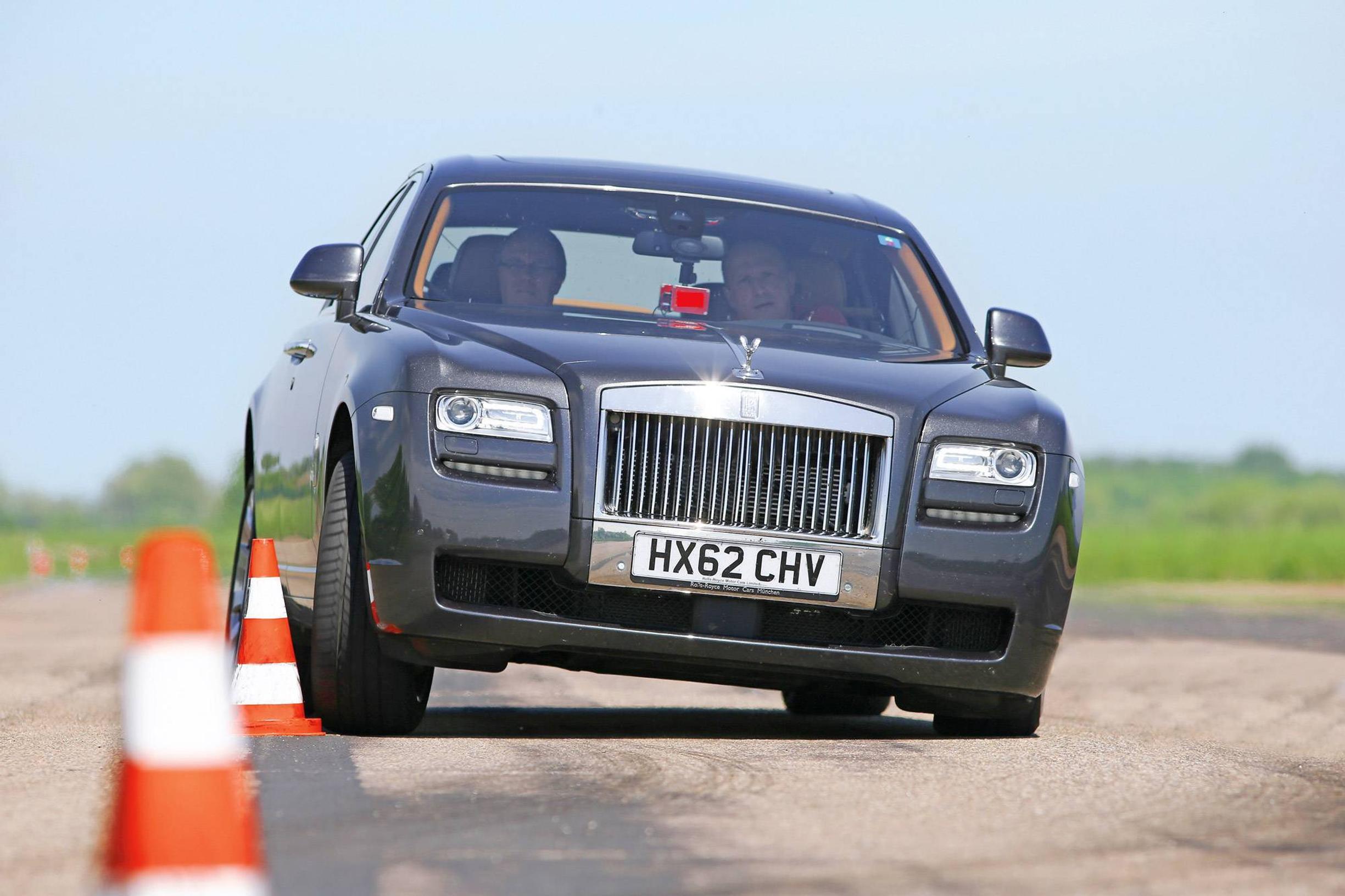 Koeajossa Rolls-Royce Ghost – Kuskin paikalle vai takanpenkille kyytiläiseksi?