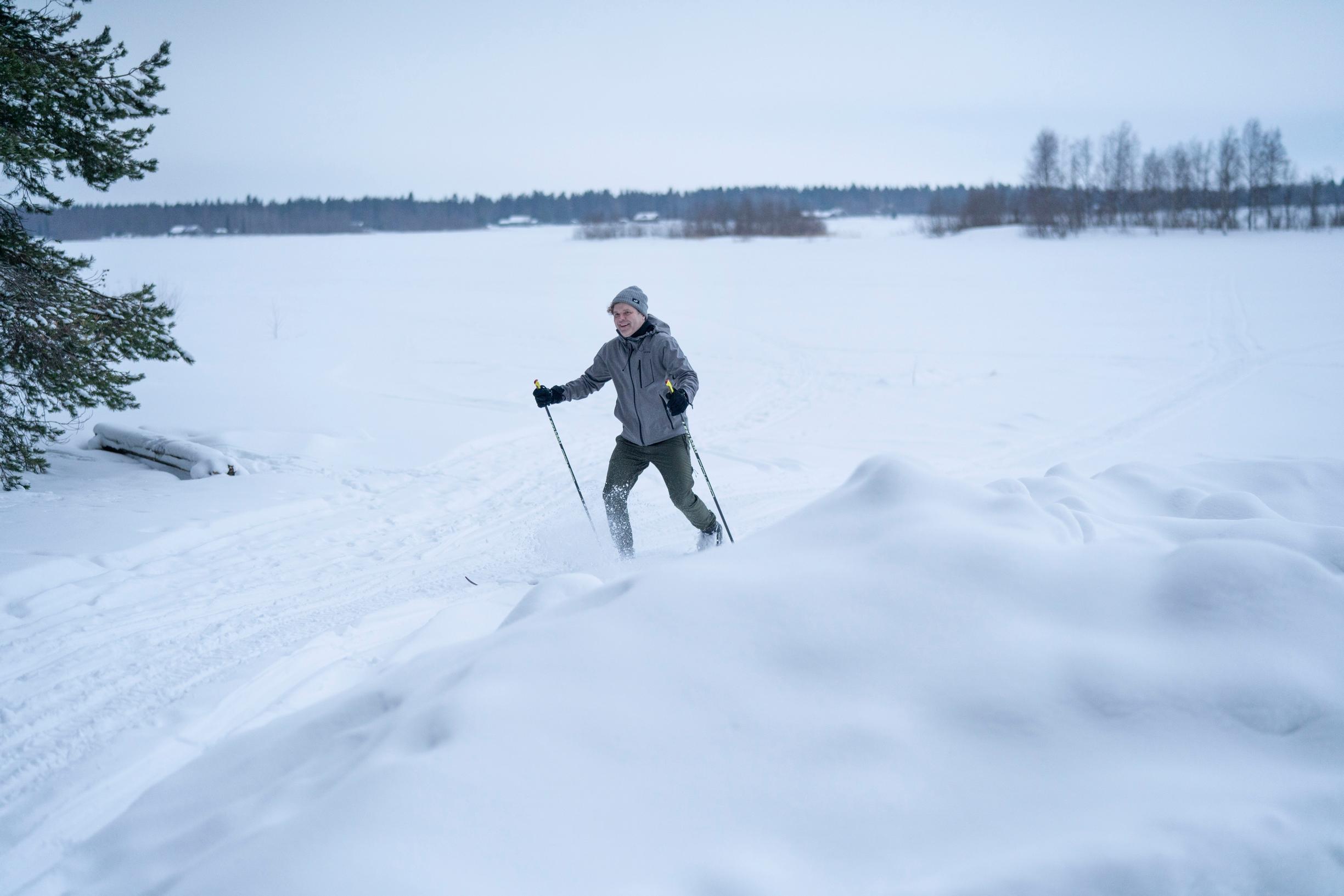 Jukka Takalo ymmärsi hiihtämisen hienouden vasta kun lainasi puolisonsa kerrastoa.