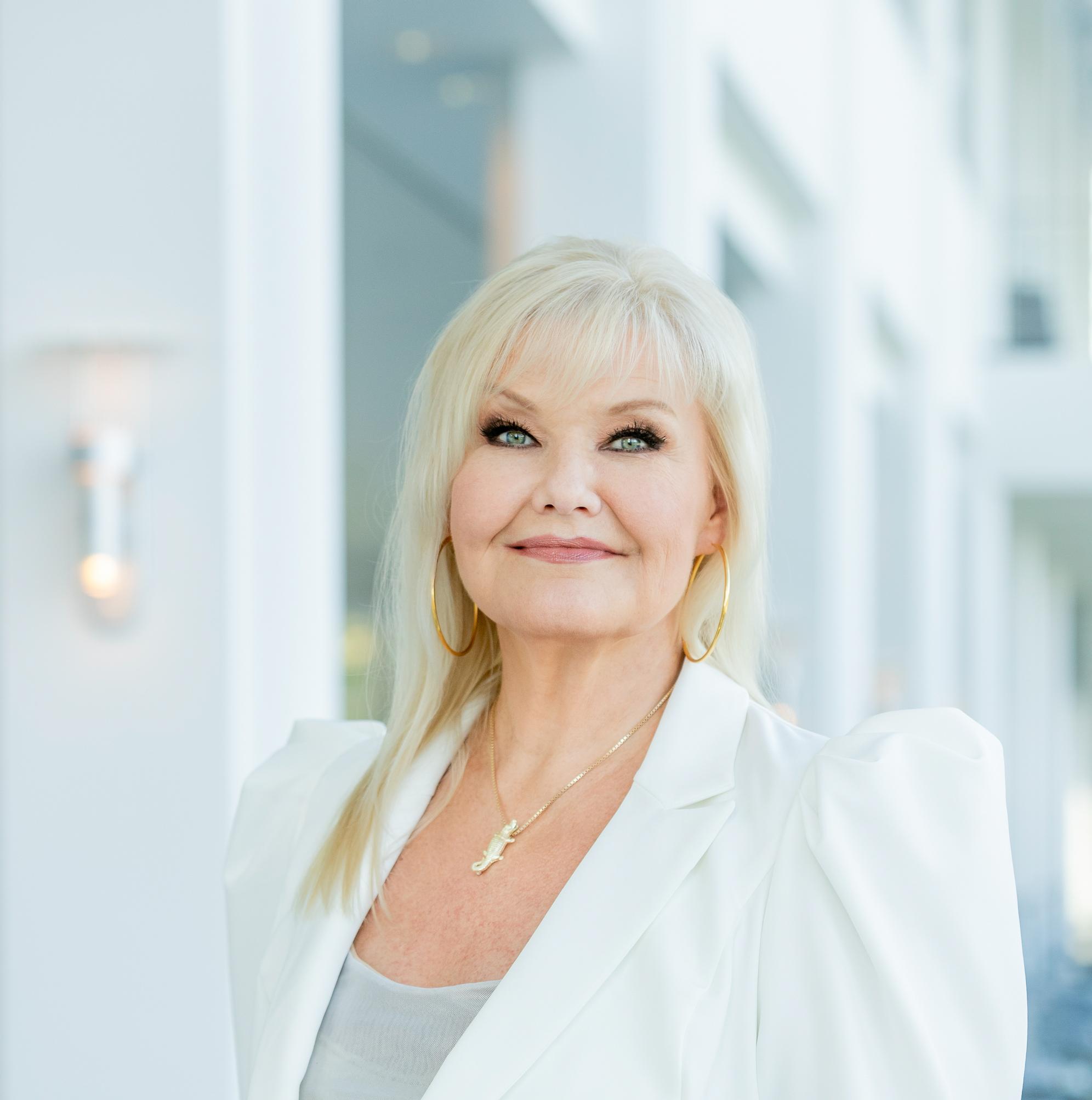 Karita Mattila: ”Twitter, tuo iltojeni ilo! – Kaikki sen kautta tulleet tuttavuudet, keskustelut, ihanat rohkeat suomalaiset miehet!”