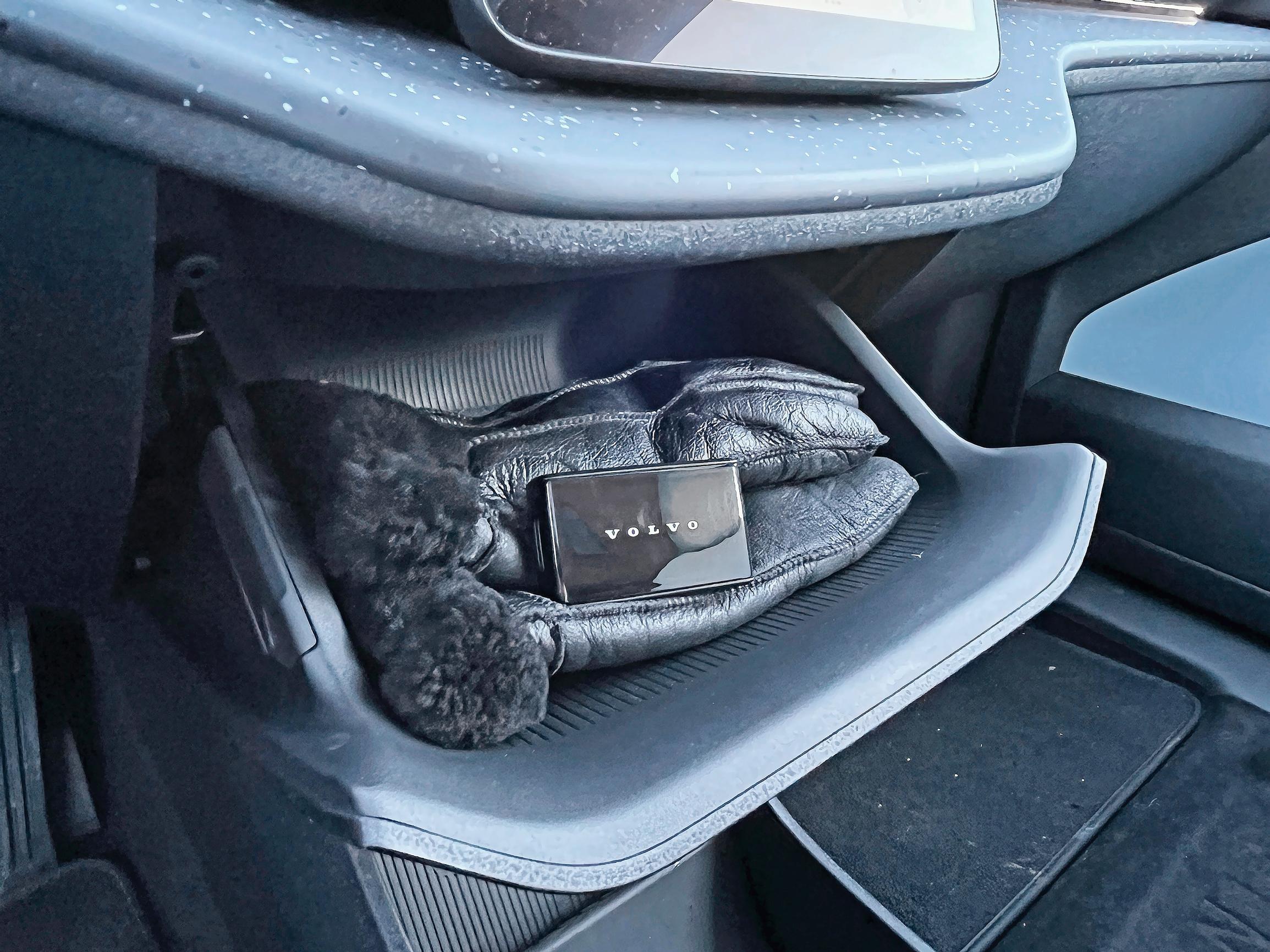 Volvo EX30:n hansikaslokero sijaitsee etuistuinten välissä kojelaudassa. Se avataan kosketusnäytöltä sähköisesti.