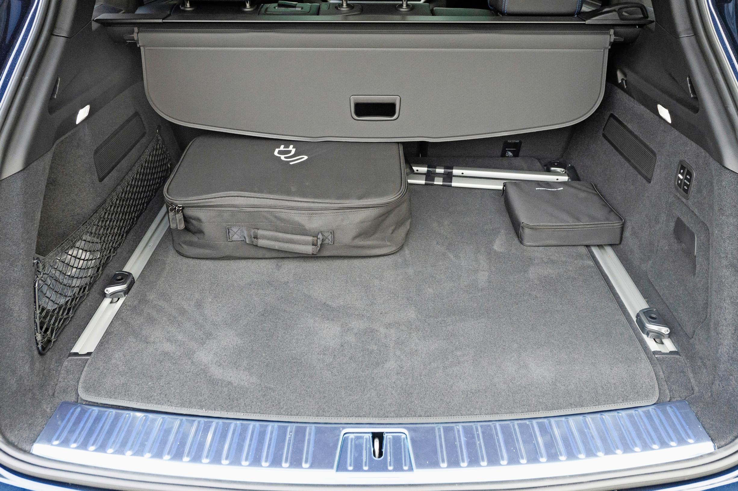 Porsche Cayenne E-Hybridin tavaratila vetää 545 litraa, mutta latausjohtolaukku verottaa pakkaus-kapasiteettia hieman.