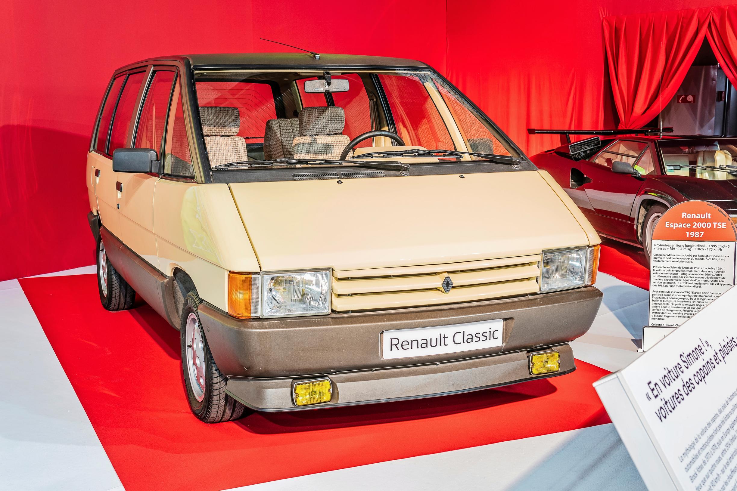 Ensimmäinen Renault Espace esiteltiin vuonna 1984. Ikkunapintaa riittää.