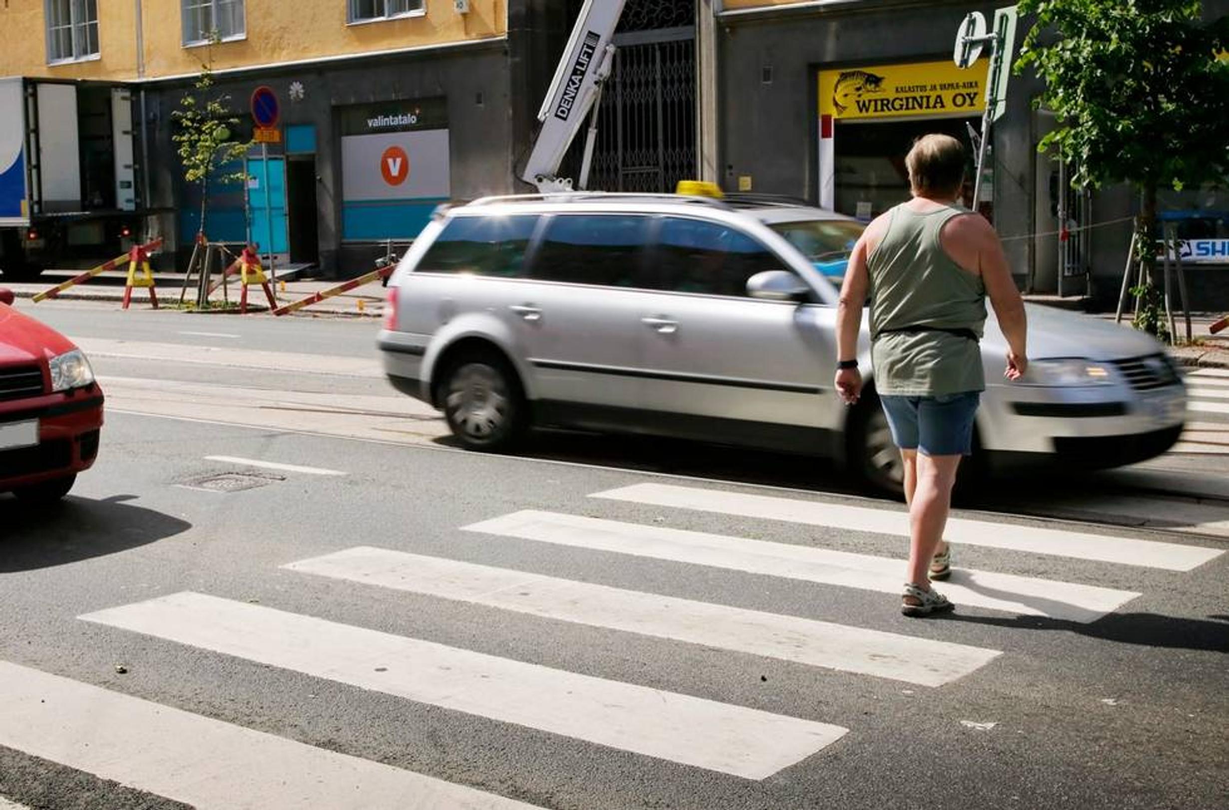 Moni ajaa suojatielle liian lujaa – jalankulkijoita ei edes ehditä huomata