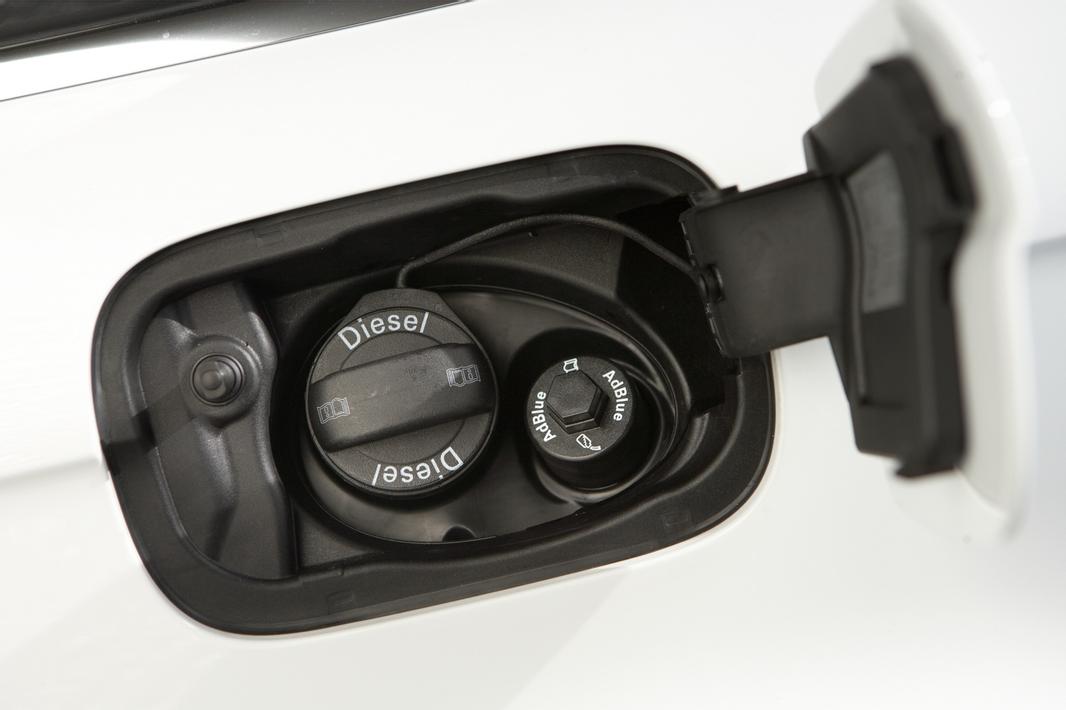Diesel Autoon Vahingossa Bensaa Tama Osa Hajoaa Tuulilasi