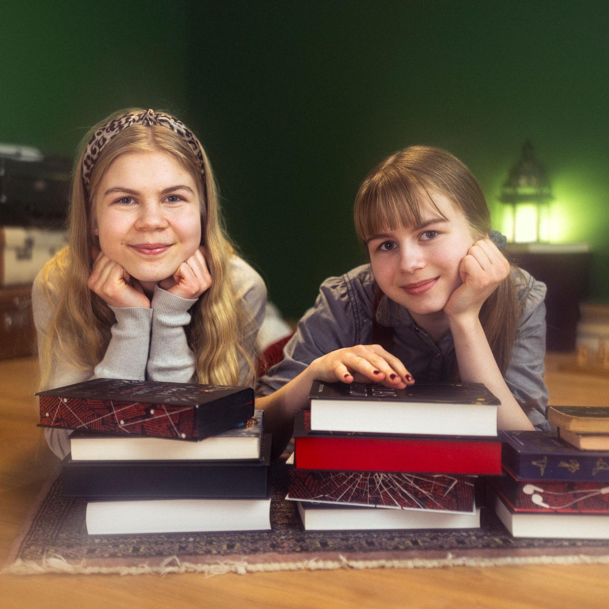 Kirjasiskot-podcast puhuu kuplivan iloisesti nuortenkirjoista – kuuntele kaikki jaksot täältä!