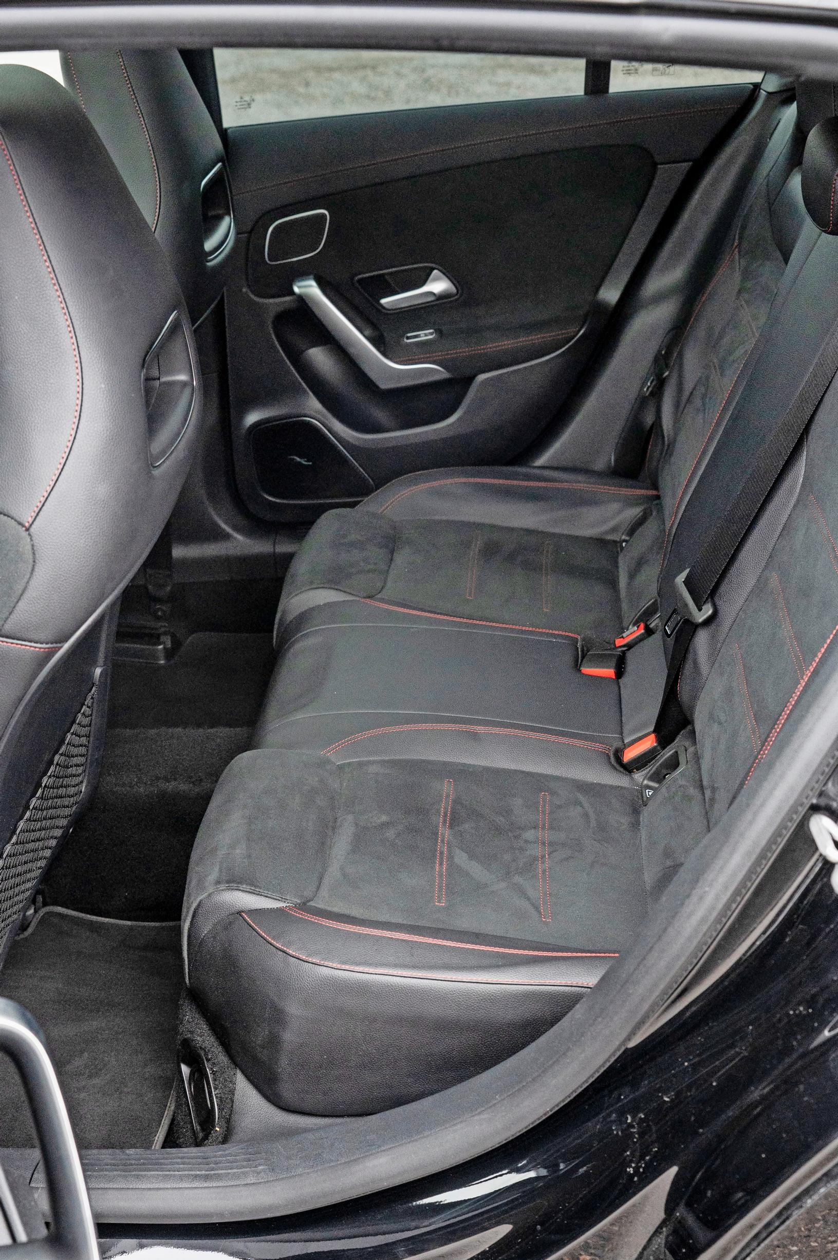 Mercedes CLA 4Maticin takaistuin on matala ja kaikin puolin ahdas.