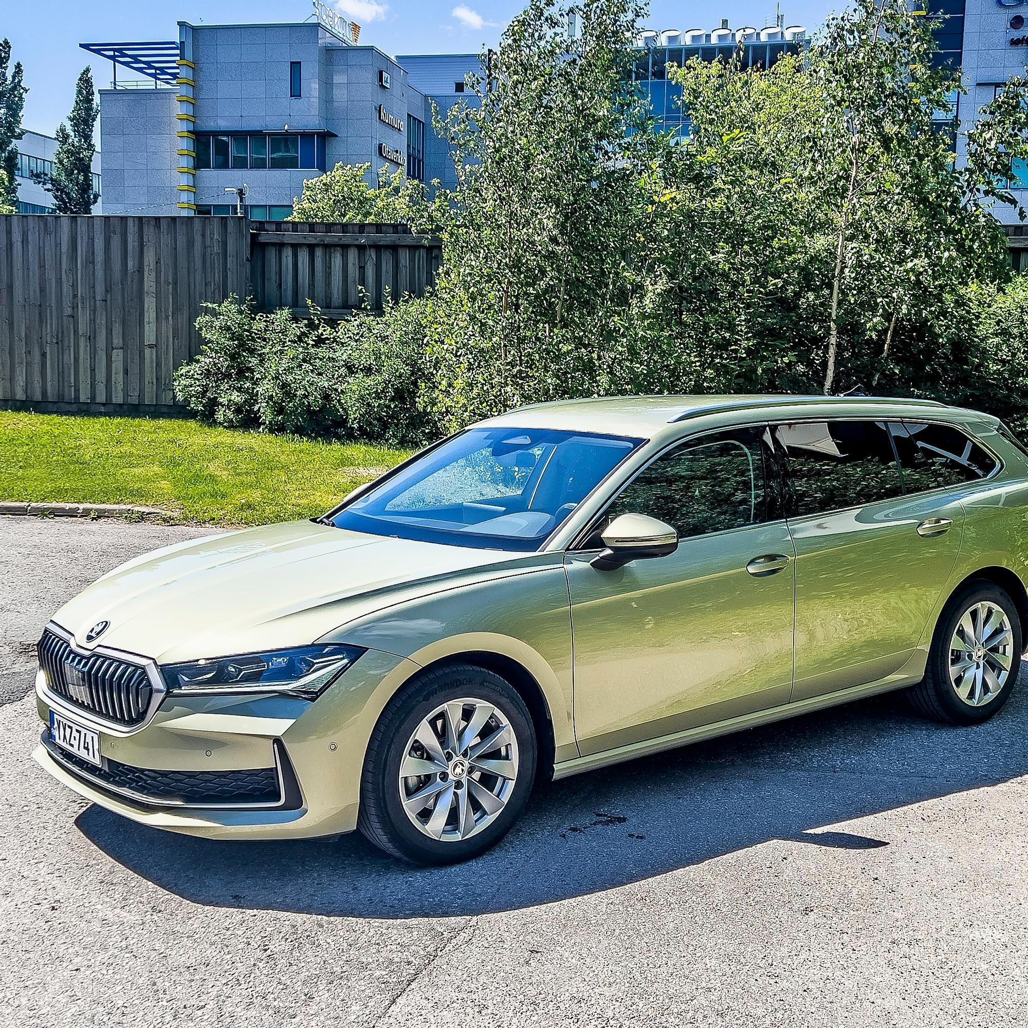 Tšekki teki taas maalin – Aito maanteiden kuningas Skoda Superb päihittää tasaväkiset kilpailijansa hipaisun mitalla