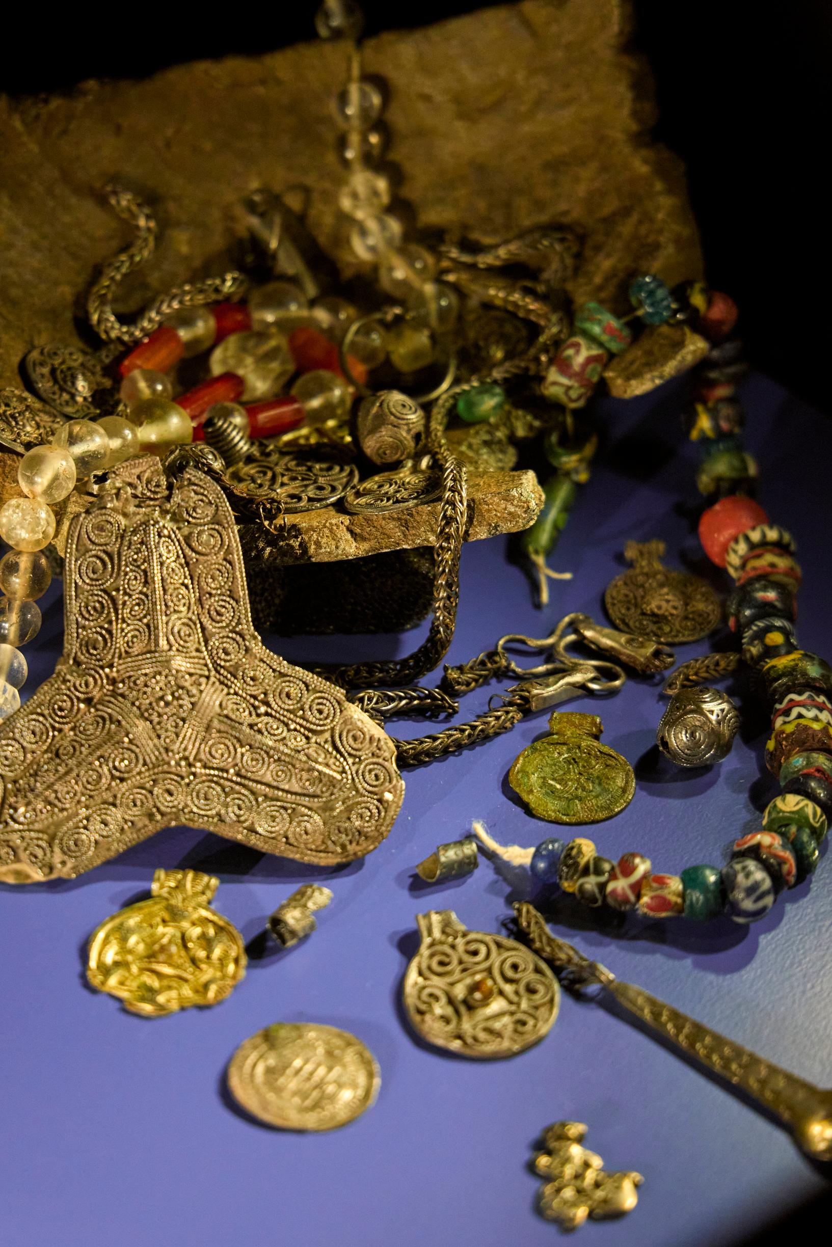 Viikinkien jäljillä Ruotsissa: Tukholman Historiallisessa museossa on monenlaista nähtävää, ja Viikinkien maailma -näyttely esineineen on museon suosituimpia.