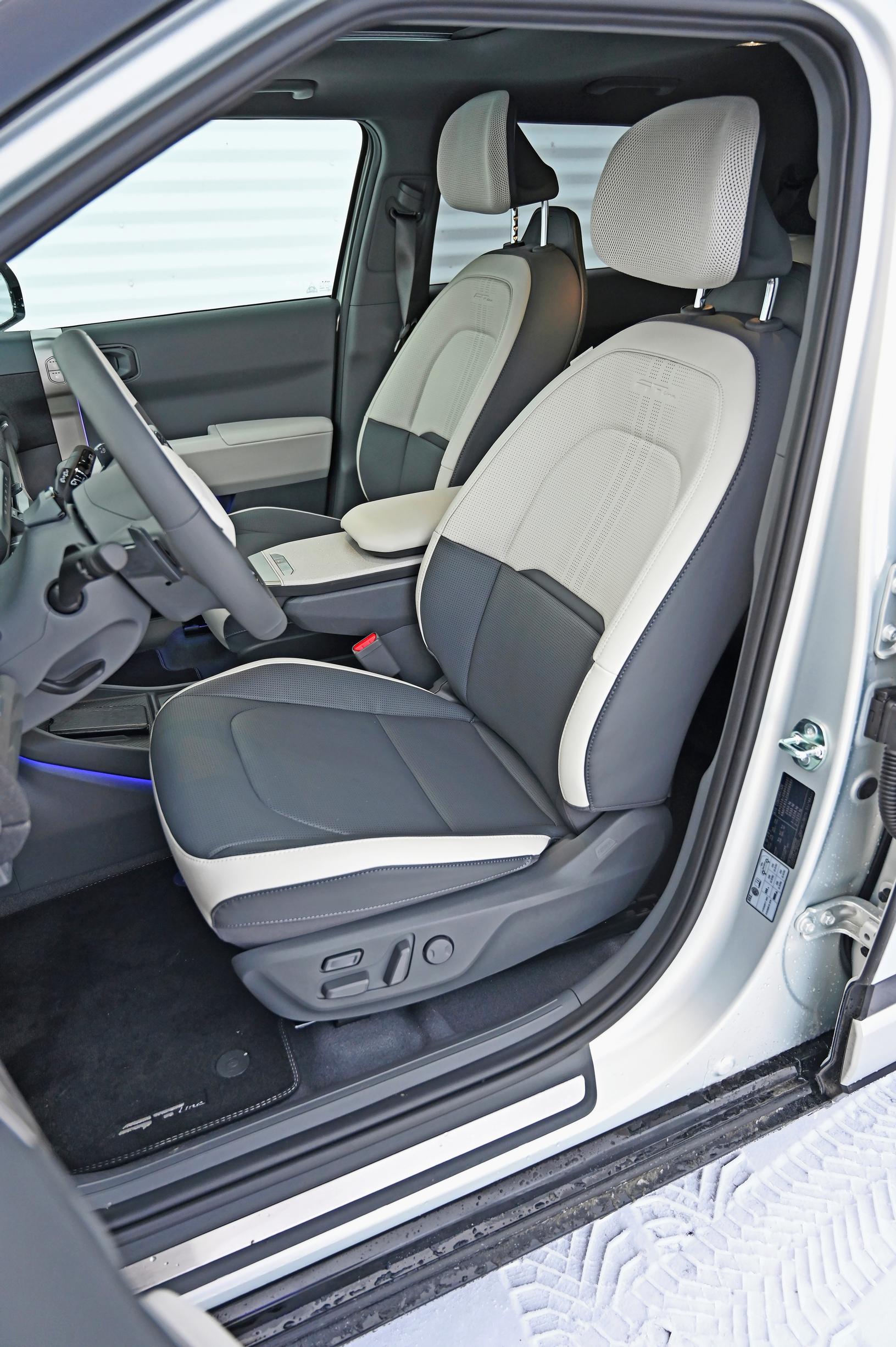 Kia EV3 etuistuinten tarjoama tuki on kohtalaisen hyvä, mutta nahkaverhoilu liukas. Reisituen pituuden säätö puuttuu.