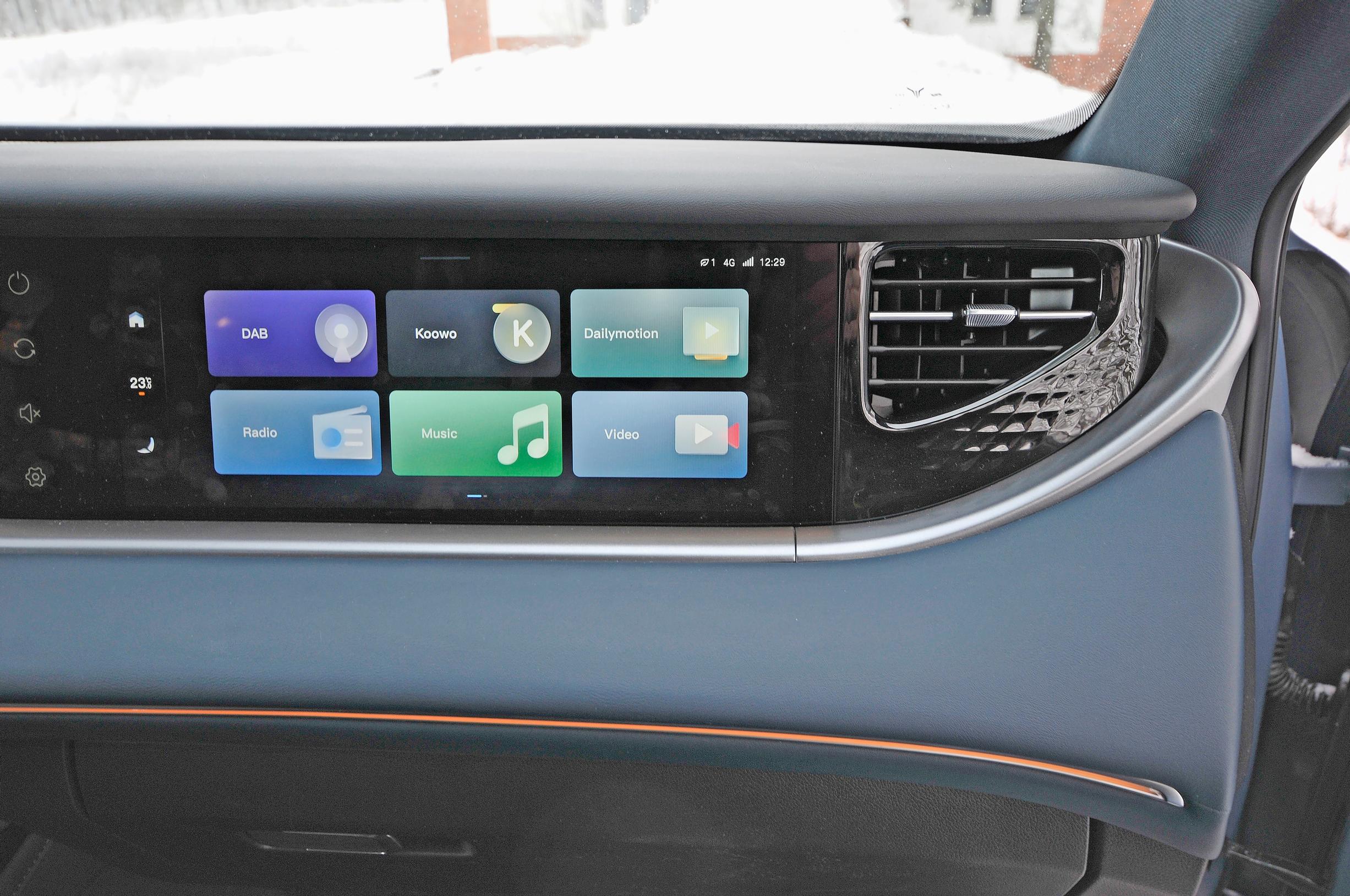 Voyah Freen etumatkustajalle on oma, 12,3-tuumainen näyttönsä. Voyah Free tuli Suomeen | Uusi kiinalainen sähköauto | Koeajo