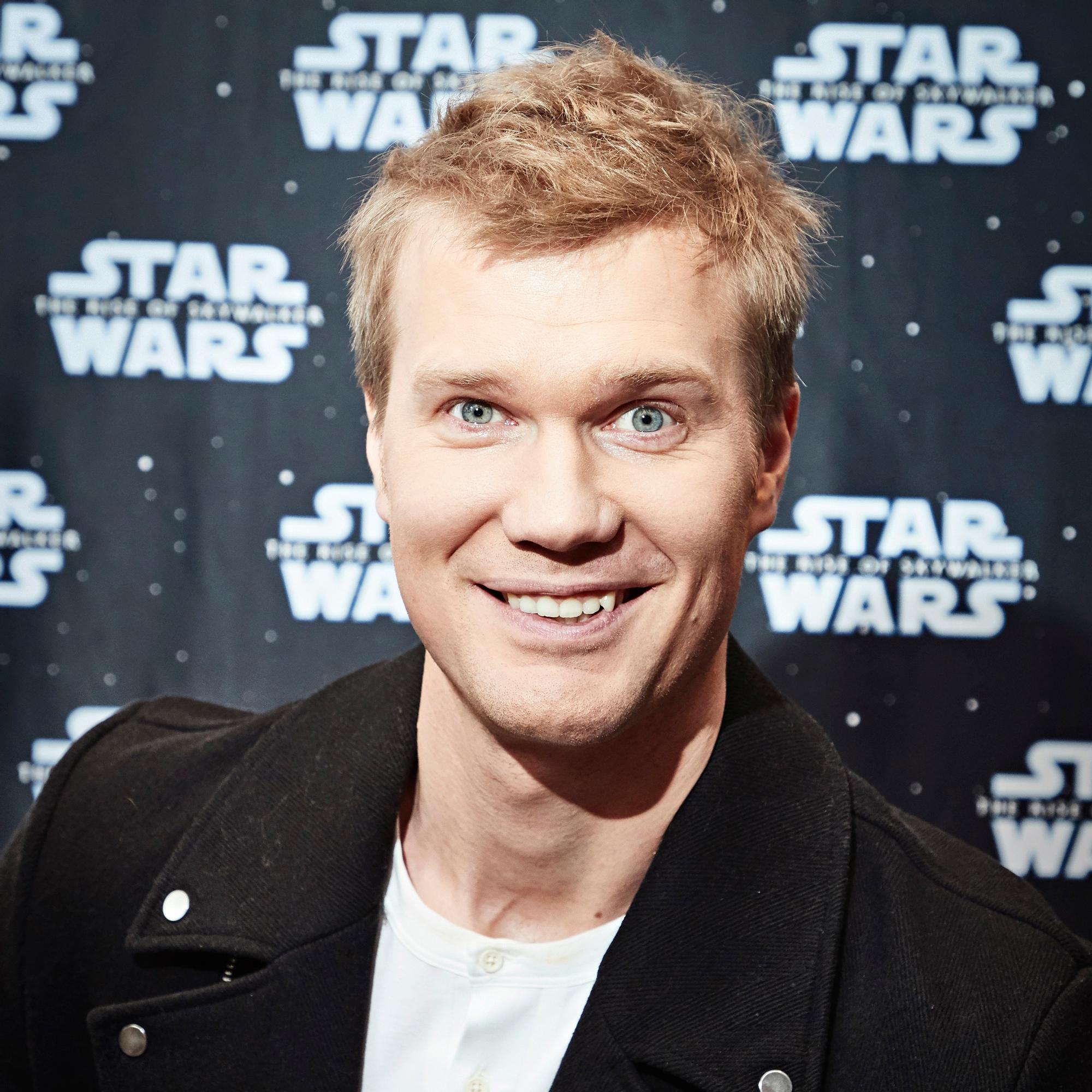 Maailmantähdet jonottavat halaamaan karvahaalareihin sonnustautunutta Joonas Suotamoa: "Onhan se erikoisen tuntuista"